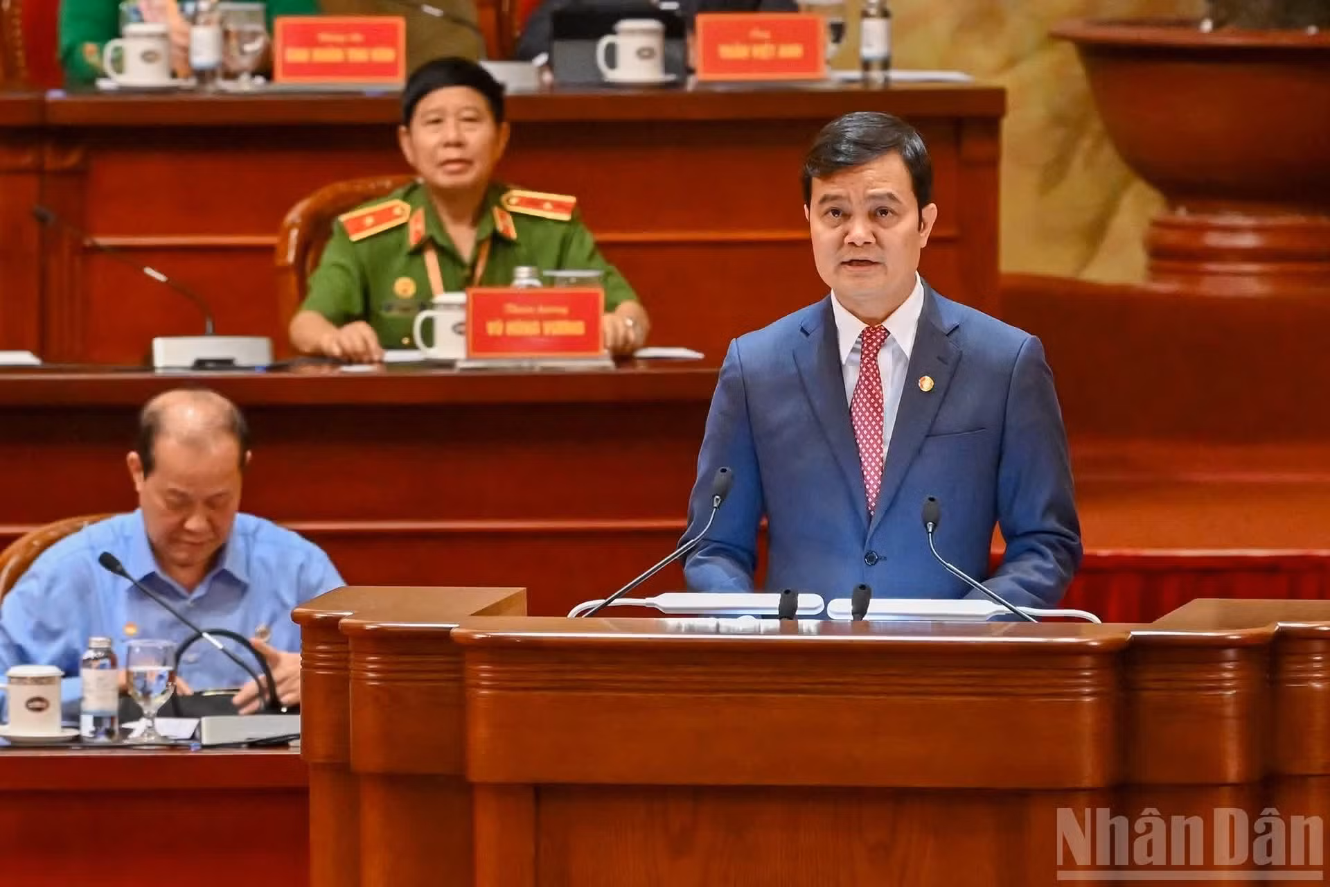 El primer secretario del Comité Central de la Unión de Jóvenes Comunistas Ho Chi Minh, Bui Quang Huy, presenta el programa y el reglamento de trabajo del Congreso.