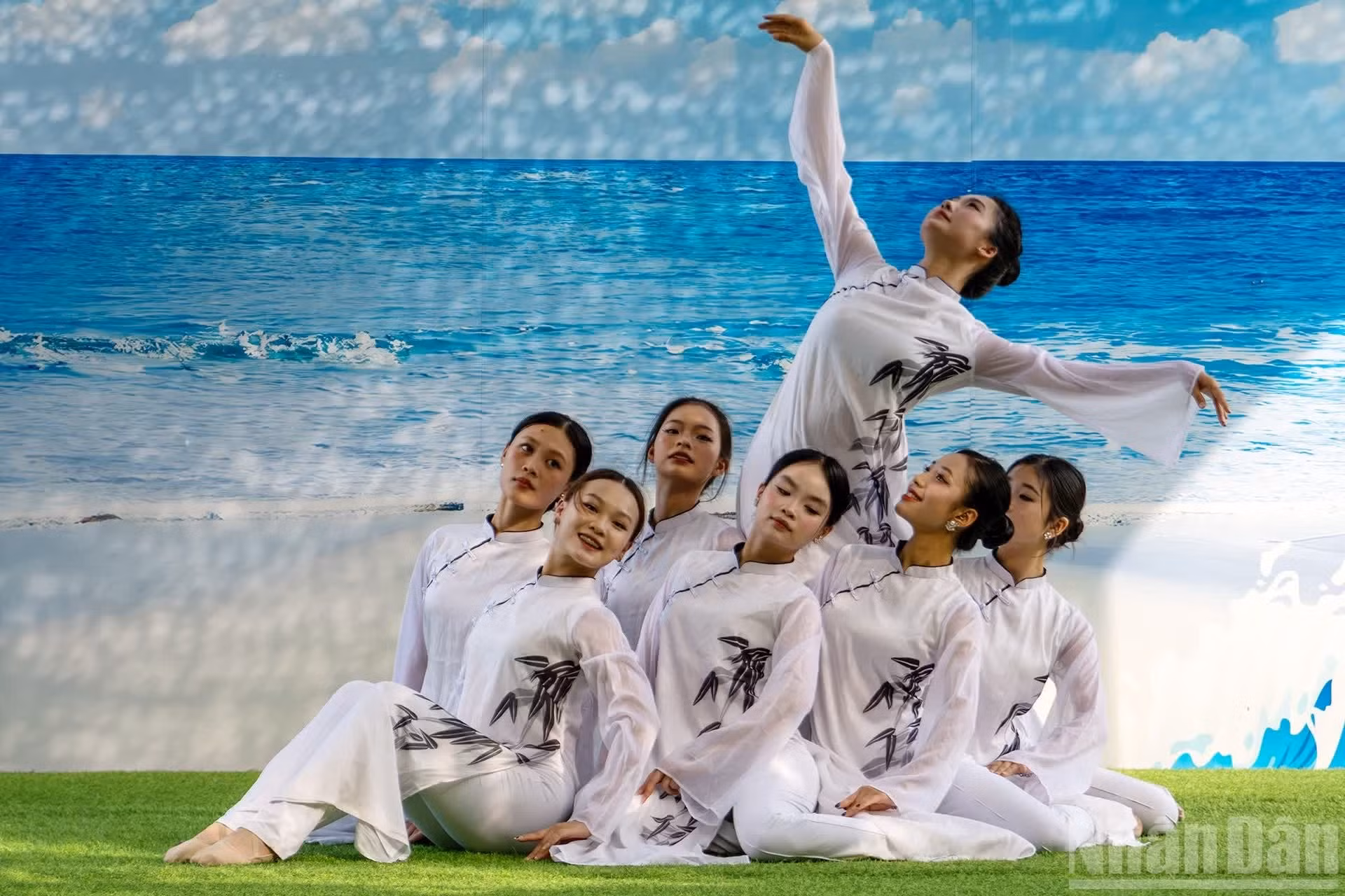 El grupo de la Academia de Danza de Vietnam, encabezado por la profesora Ta Vu Thu, participa en la misión de trabajo número 10 de 2026, integrada principalmente por estudiantes muy jóvenes, de entre 17 y 21 años.