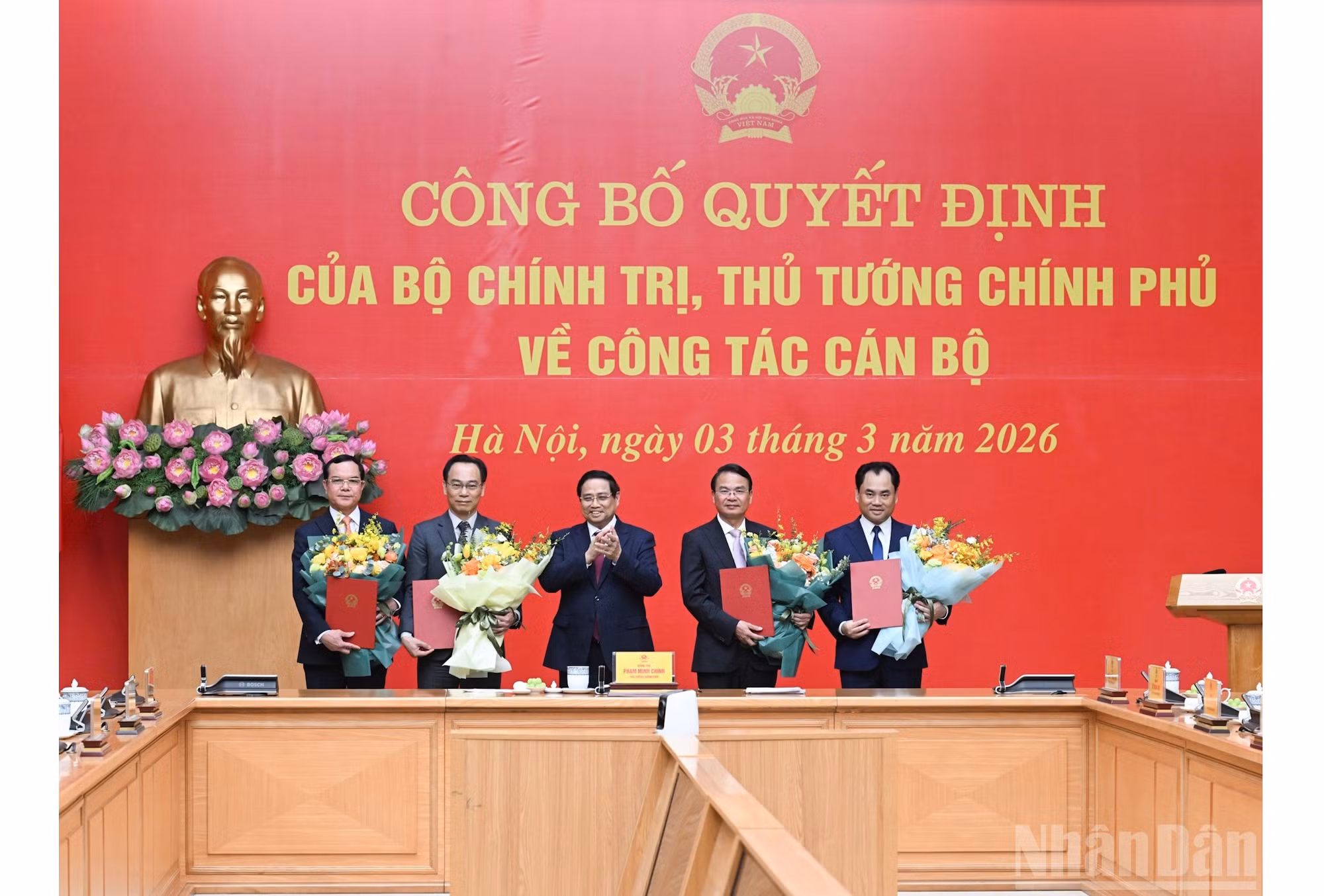 El primer ministro Pham Minh Chinh entrega las decisiones y felicita a los funcionarios nombrados.