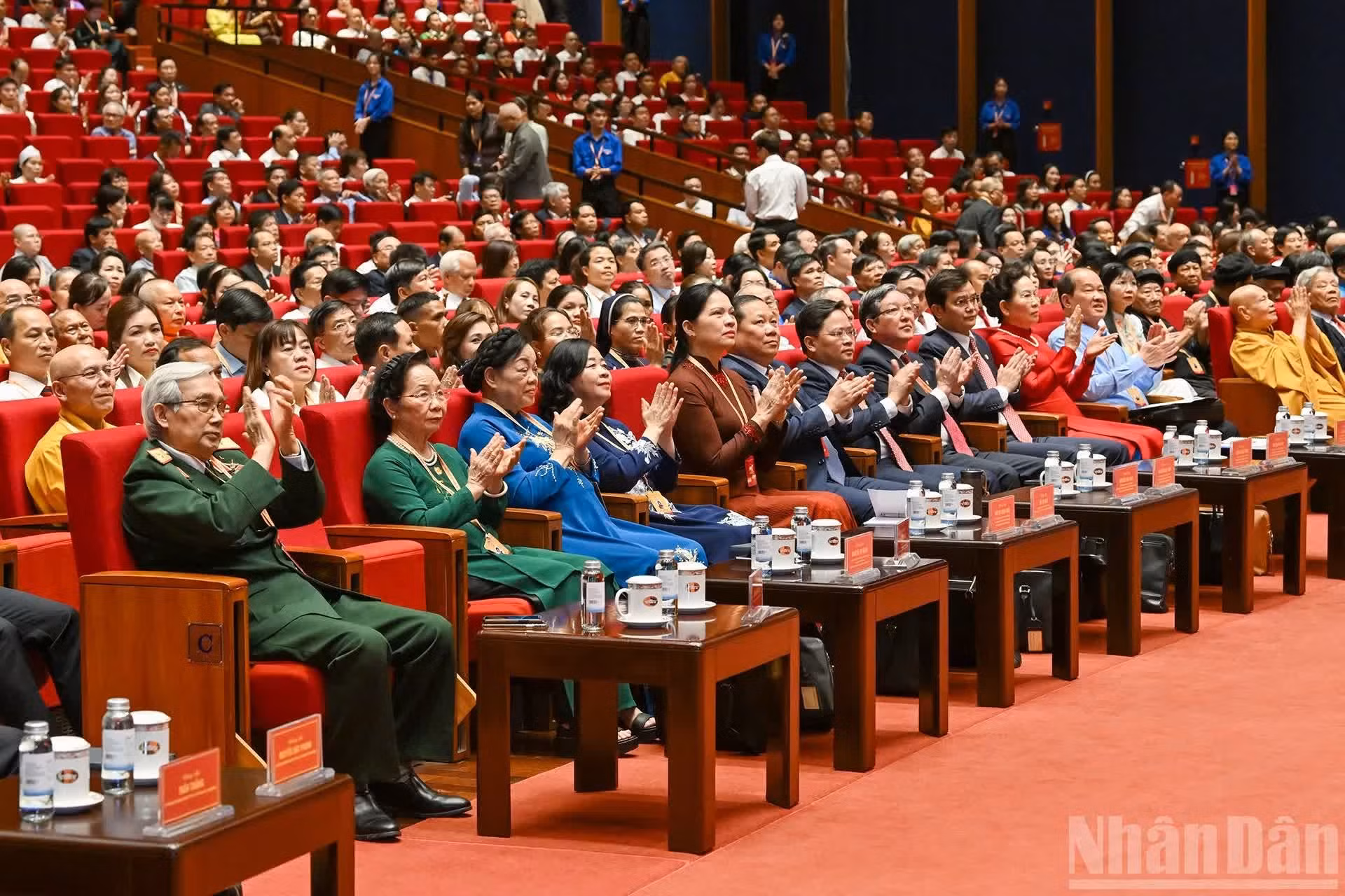 La presidenta del Comité Central del FPV, Bui Thi Minh Hoai, junto con delegados en la sesión preparatoria.