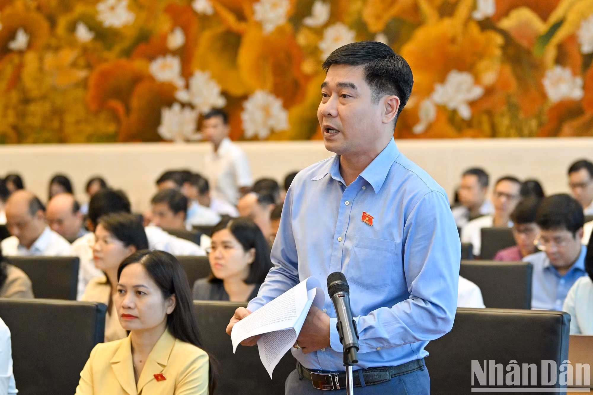 El diputado de Thanh Hoa, Le Thanh Hoan, interviene durante la sesión de debate.