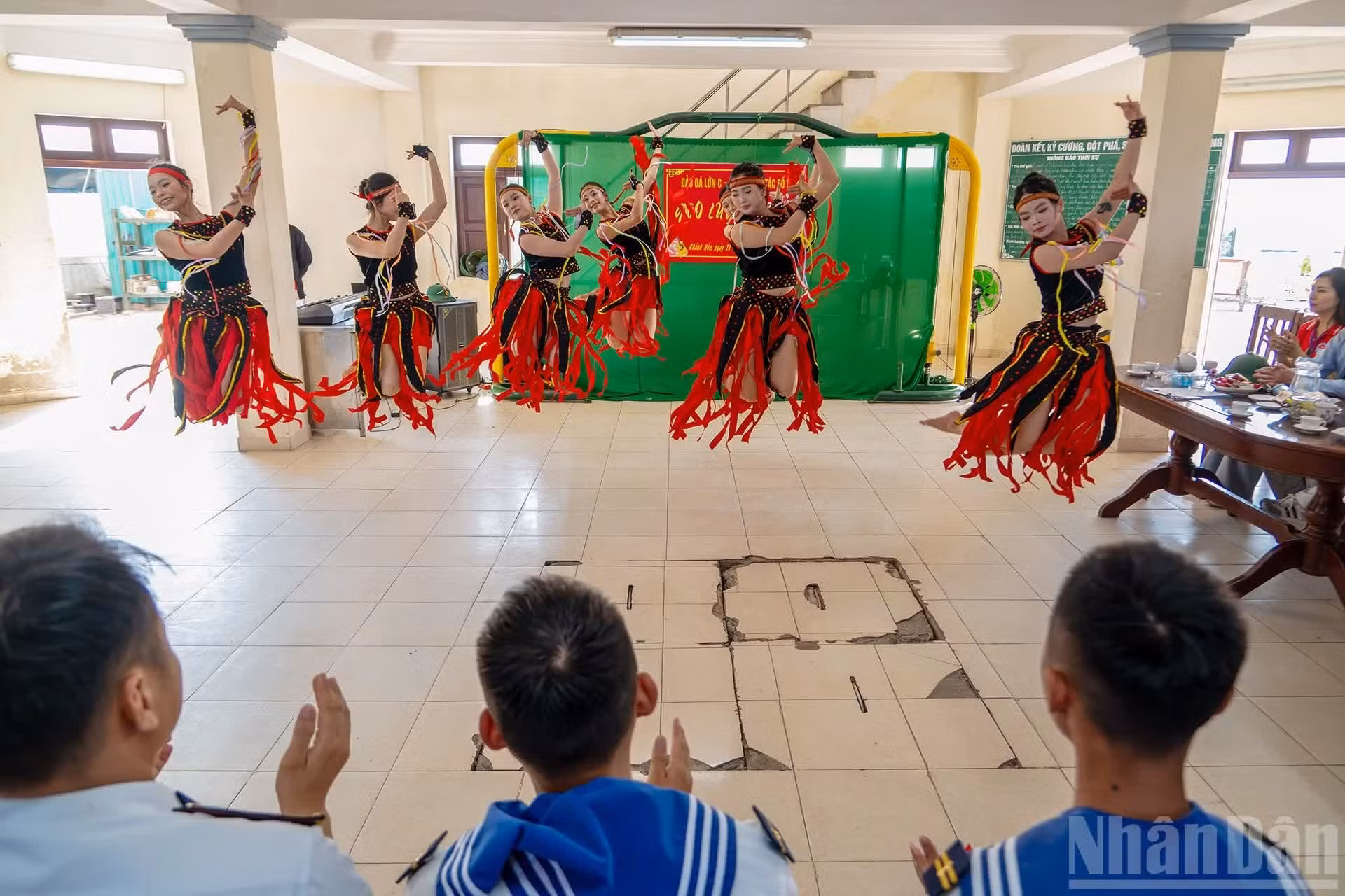 Cada actuación se prepara con esmero, impregnada de identidad cultural y amor por la patria. Los estudiantes, ataviados con trajes tradicionales de diversas etnias, bailan con gracia danzas que reflejan la identidad cultural vietnamita.