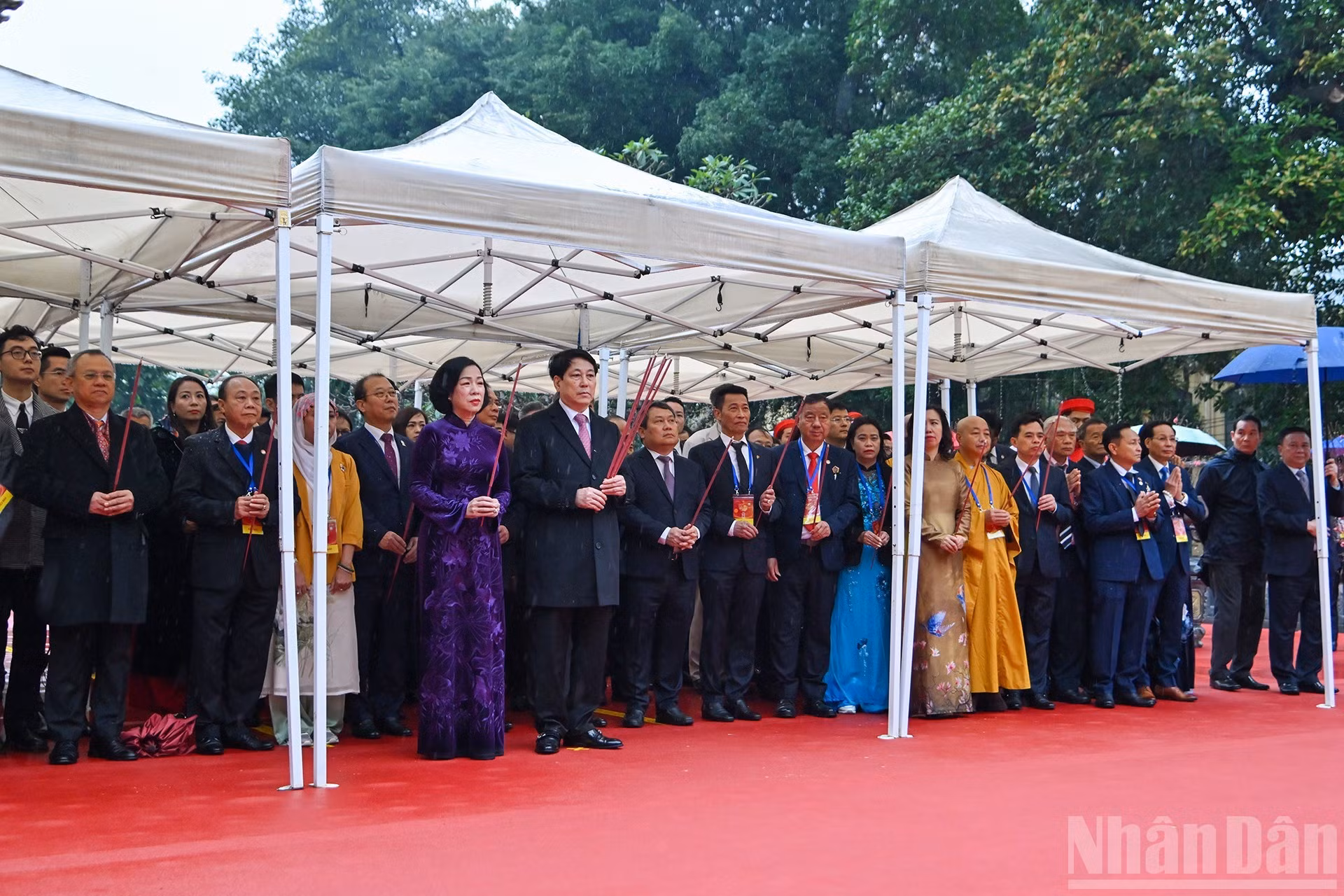 El presidente Luong Cuong y su esposa, Nguyen Thi Minh Nguyet, junto con delegados y compatriotas vietnamitas, ofrecieron inciensos en el Monumento al Rey Ly Thai To.