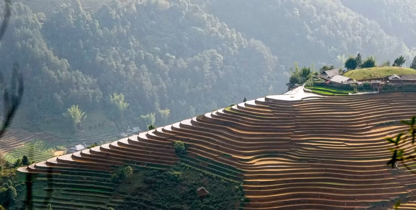 La temporada de riego marca también el momento en que los habitantes locales conducen el agua desde arroyos y manantiales hacia los cultivos. Desde lo alto, los arrozales brillan bajo el sol como gigantescos espejos que reflejan el cielo, las nubes y las montañas. (Foto: tienphong.vn)