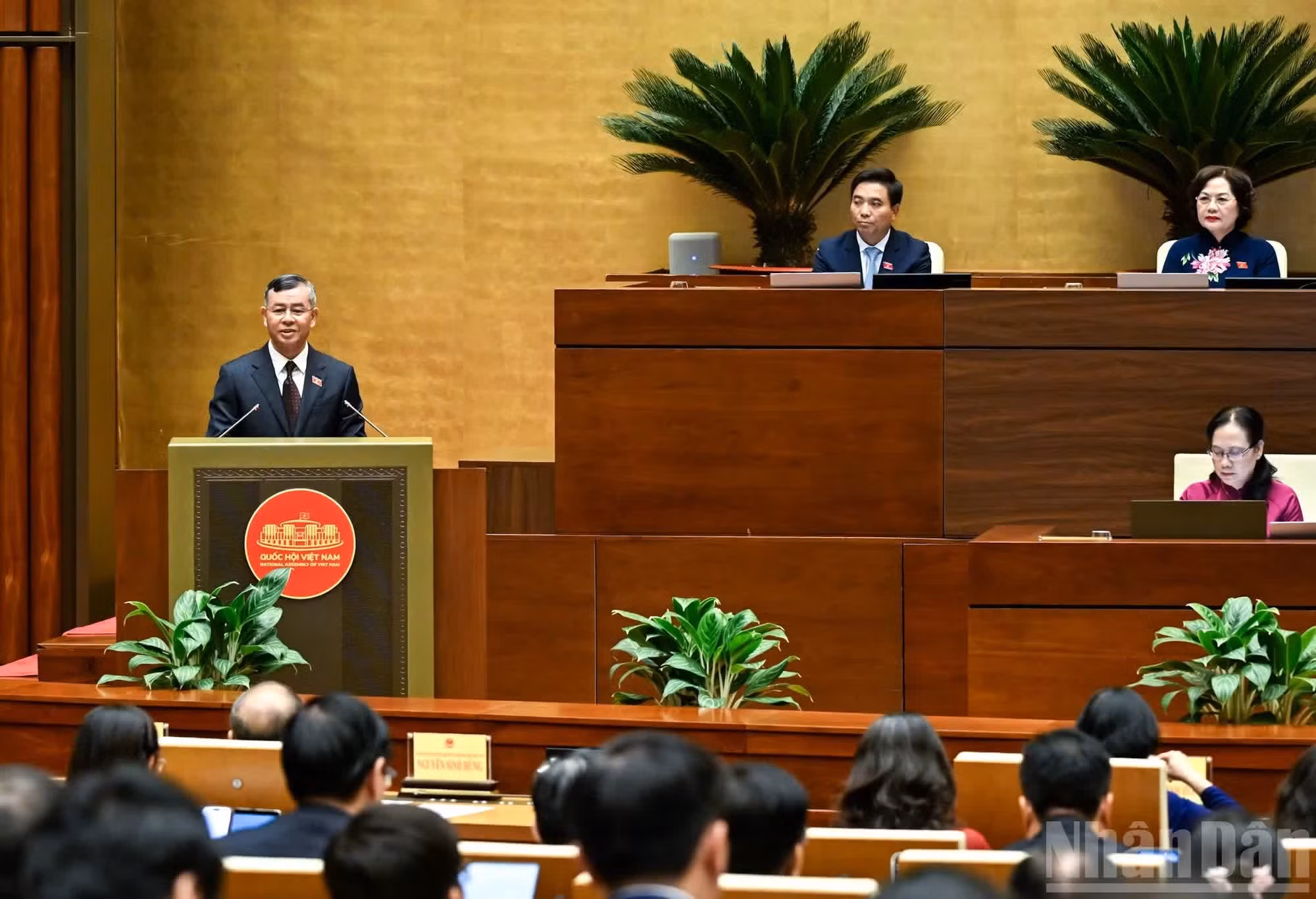El ministro de Finanzas, Ngo Van Tuan, presenta el informe sobre el proyecto de Resolución sobre el plan de inversión pública a mediano plazo para el período 2026-2030.