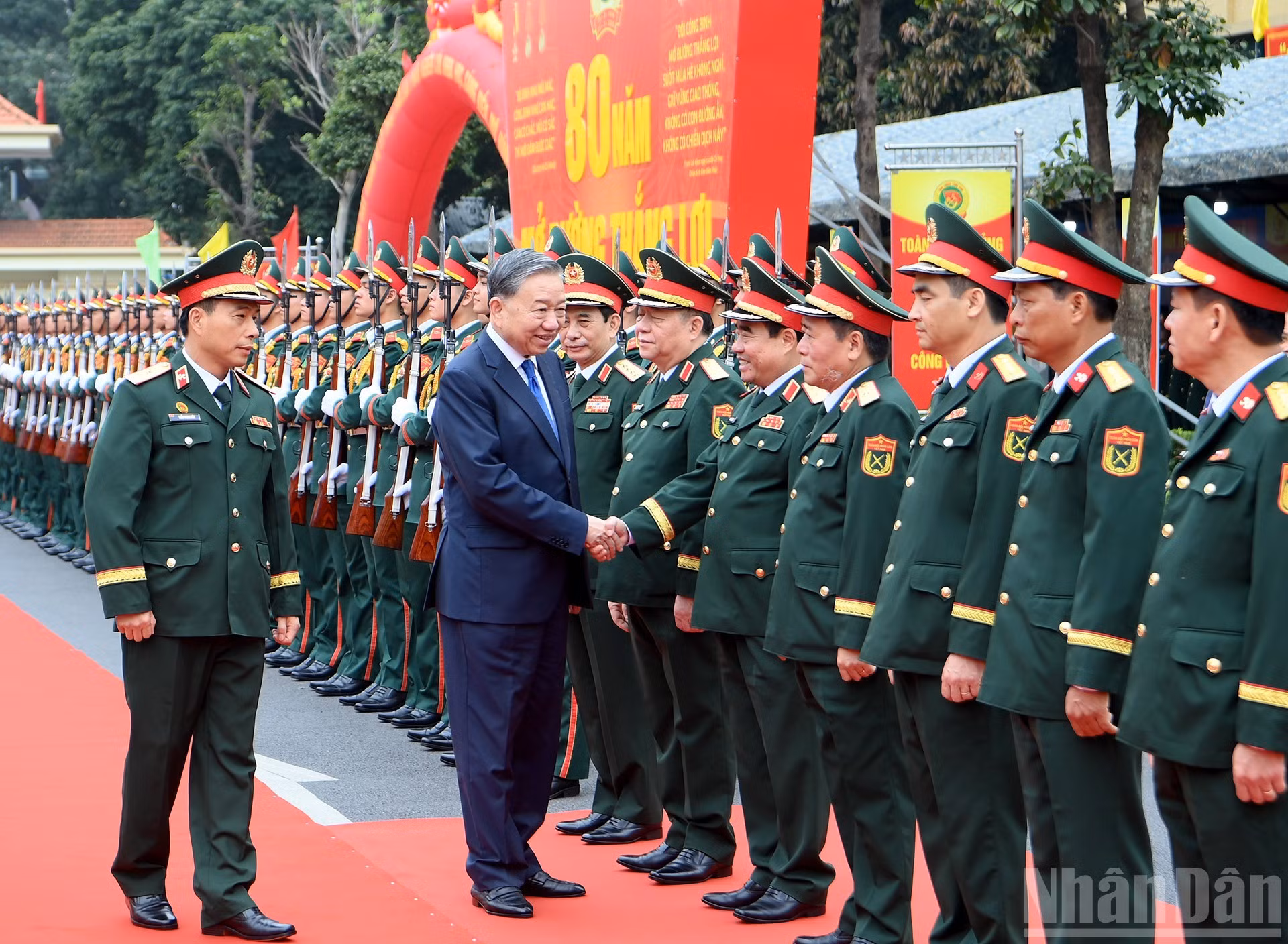 El líder partidista, junto con dirigentes del Ministerio de Defensa y del Cuerpo de Ingenieros.