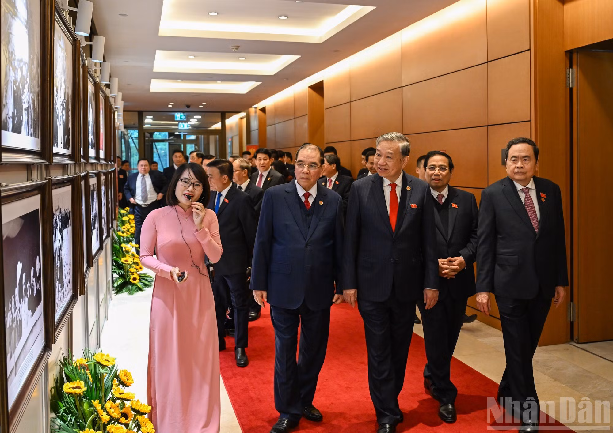 El secretario general del PCV, To Lam, junto con dirigentes y exlíderes del Partido y del Estado, visita la exposición.