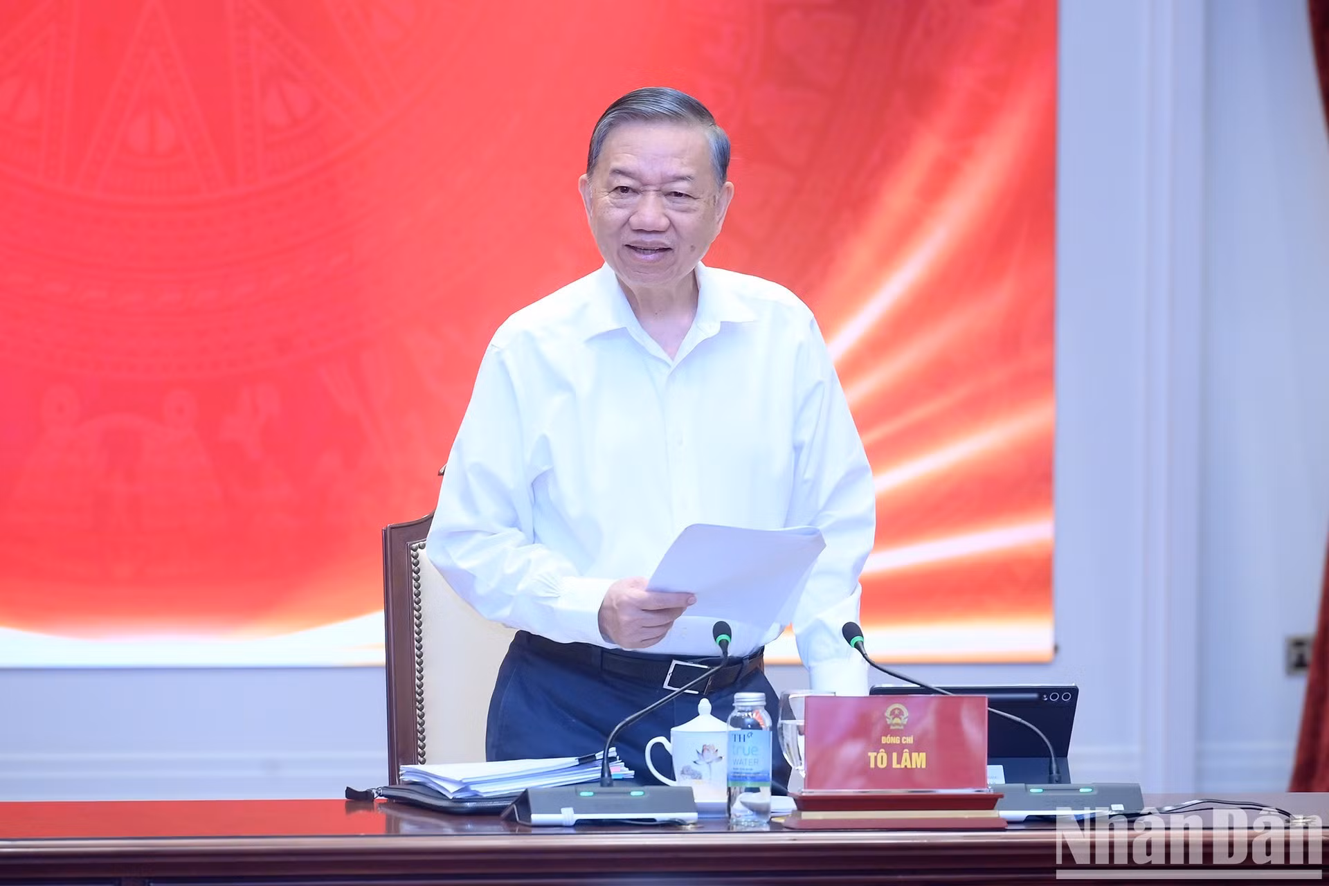 El máximo dirigente vietnamita, To Lam, pronuncia un discurso de orientación en la reunión.