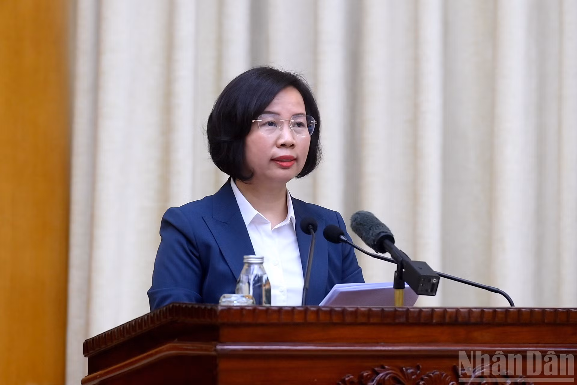 La presidenta del Comité del Frente de la Patria de Vietnam de Hanói, Bui Huyen Mai, interviene en la conferencia.