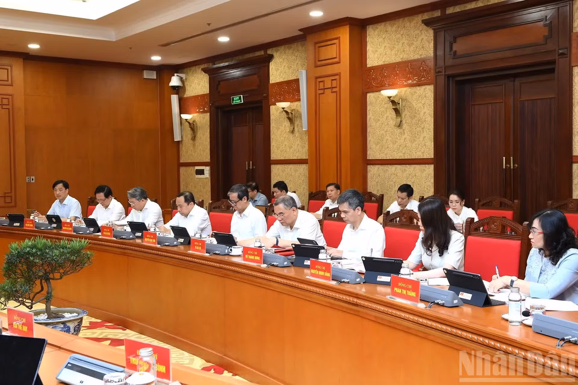 Dirigentes del Partido y del Estado, junto con delegados, participan en la reunión.
