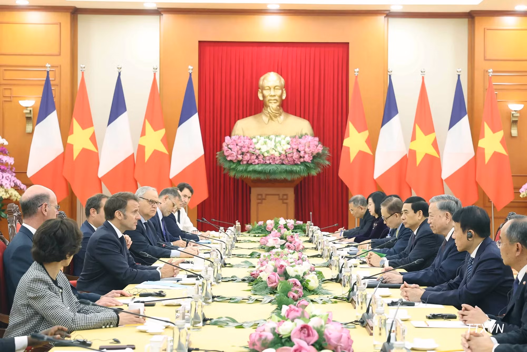 El secretario general del Partido Comunista de Vietnam, To Lam, se reúne el 26 de mayo de 2025 con el presidente de Francia, Emmanuel Macron, en ocasión de una visita de Estado de este. (Foto: VNA)