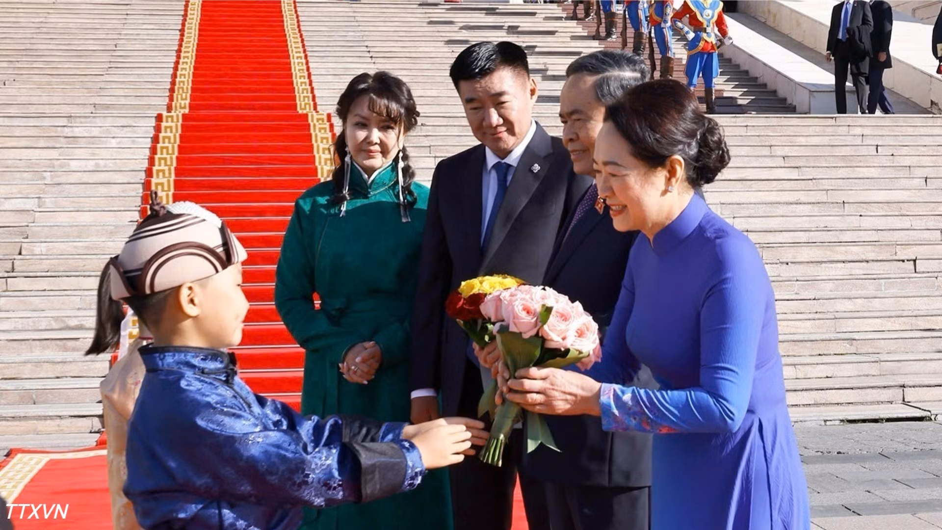 Niños mongoles dan la bienvenida al presidente de la Asamblea Nacional de Vietnam, Tran Thanh Man, y a su esposa. (Foto: Doan Tan/VNA)