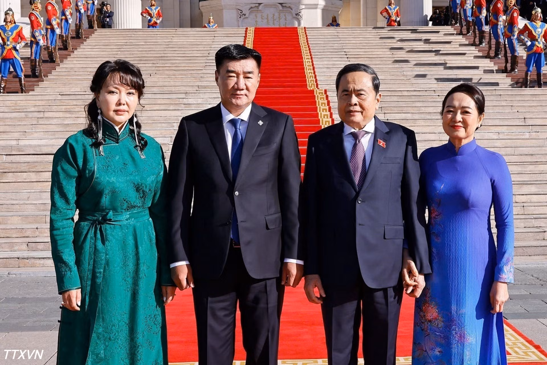 [Foto] Ceremonia de bienvenida al presidente de Asamblea Nacional de Vietnam y su esposa en Mongolia