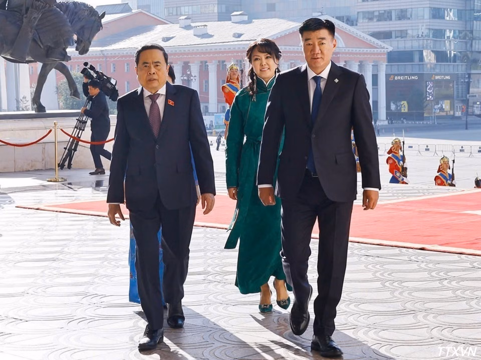 Sandag Byambatsogt y su cónyuge dan la bienvenida a Tran Thanh Man y a su esposa con motivo de su visita oficial a Mongolia. (Foto: Doan Tan/VNA)