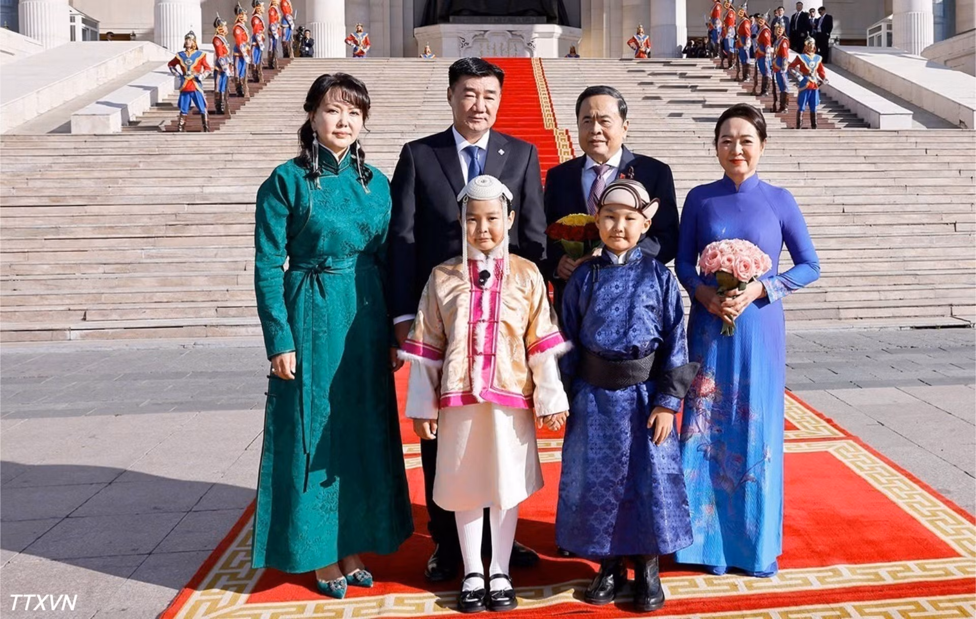 El presidente del Parlamento de Mongolia, Sandag Byambatsogt, y su cónyuge reciben al presidente de la Asamblea Nacional de Vietnam, Tran Thanh Man, y a su esposa, quienes realizan una visita oficial a Mongolia. (Foto: Doan Tan/VNA)