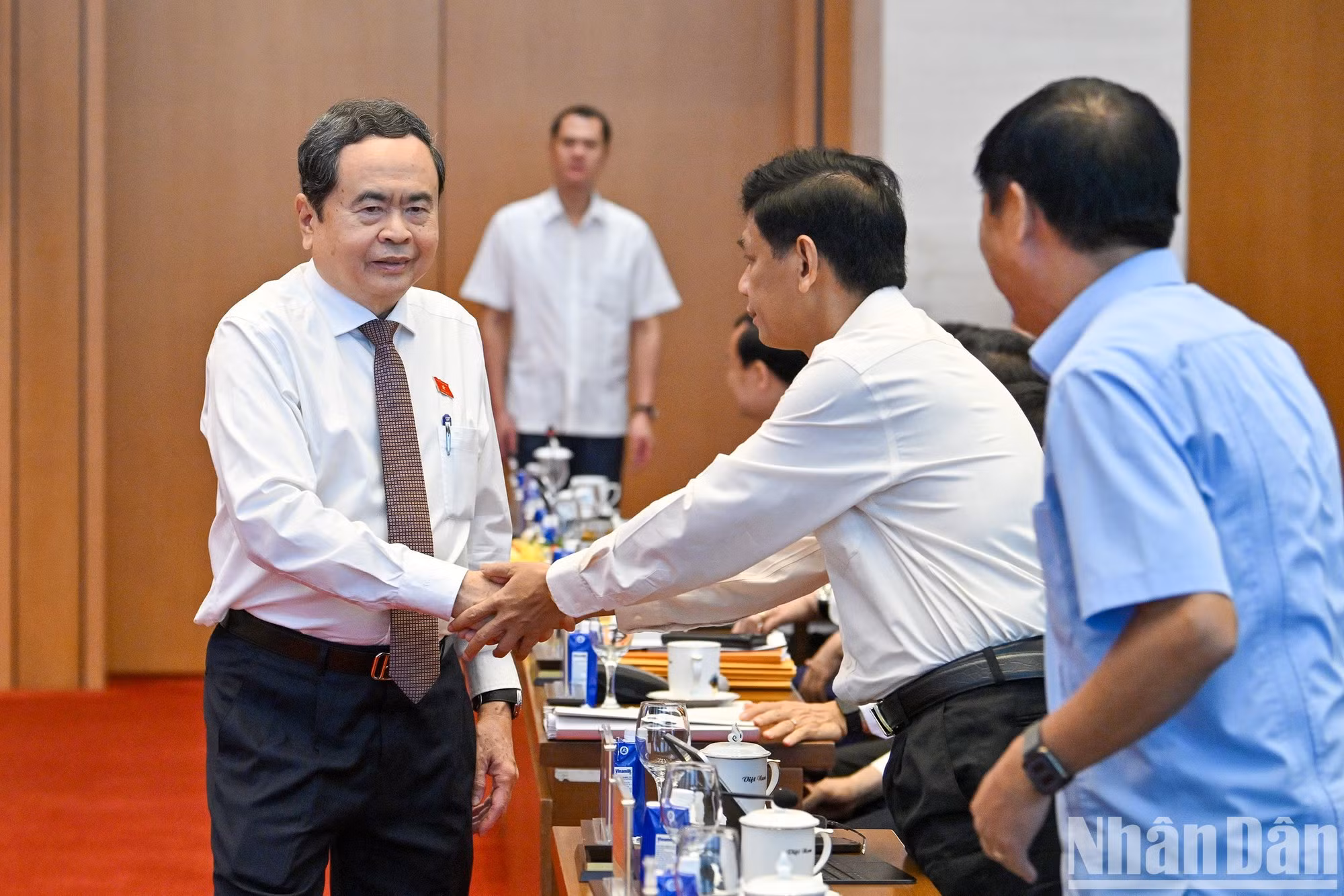 El presidente de la Asamblea Nacional, Tran Thanh Man, junto con los delegados participantes en la conferencia.