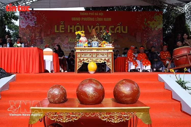 El ambiente solemne de la ceremonia inaugural del festival de lucha con pelota de la aldea de Thuy Linh. (Foto: VNA)