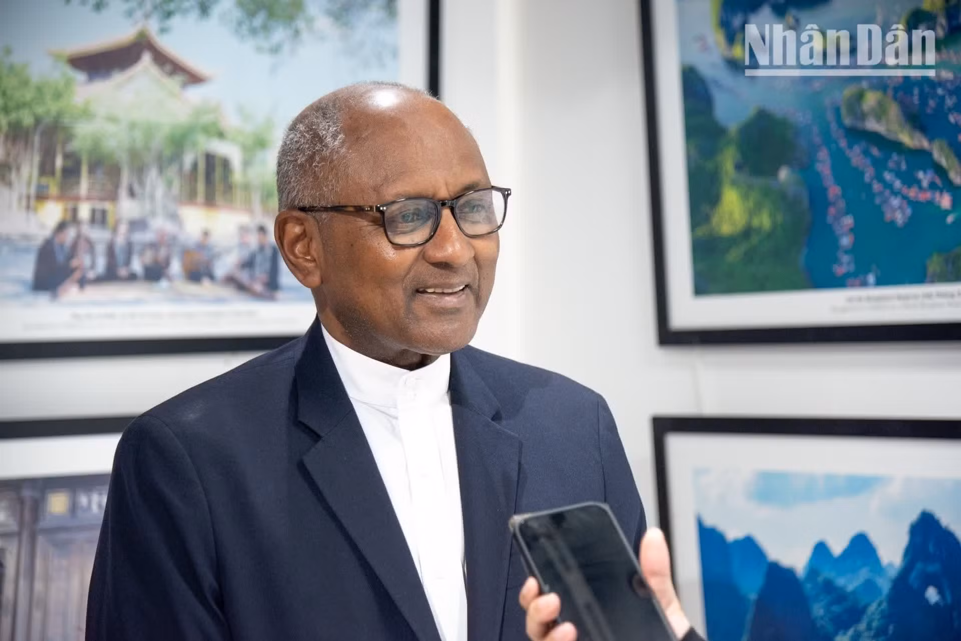 Firmin Edouard Matoko, ex subdirector general de la Unesco encargado de relaciones internacionales y desarrollo, expresa su honor de participar en esta ceremonia tradicional del pueblo vietnamita.