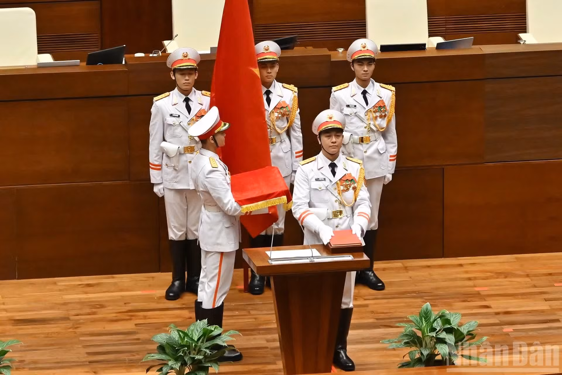 El presidente de la Asamblea Nacional Tran Thanh Man realiza el saludo a la bandera nacional de la República Socialista de Vietnam durante la ceremonia.