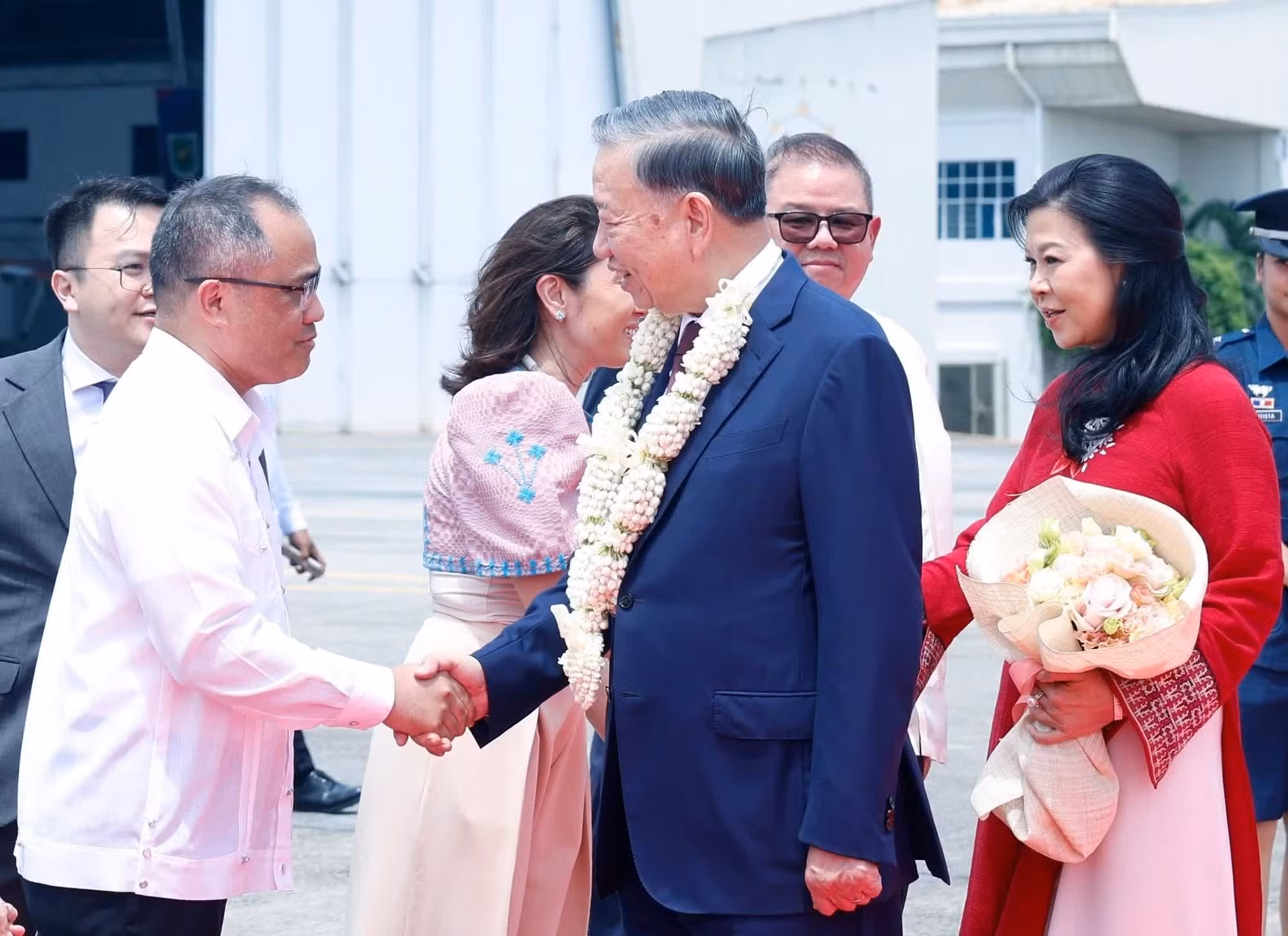 El secretario general del PCV y presidente de Vietnam, To Lam, y su esposa llegan a Manila para iniciar una visita de Estado a Filipinas. (Foto: Thong Nhat/VNA)