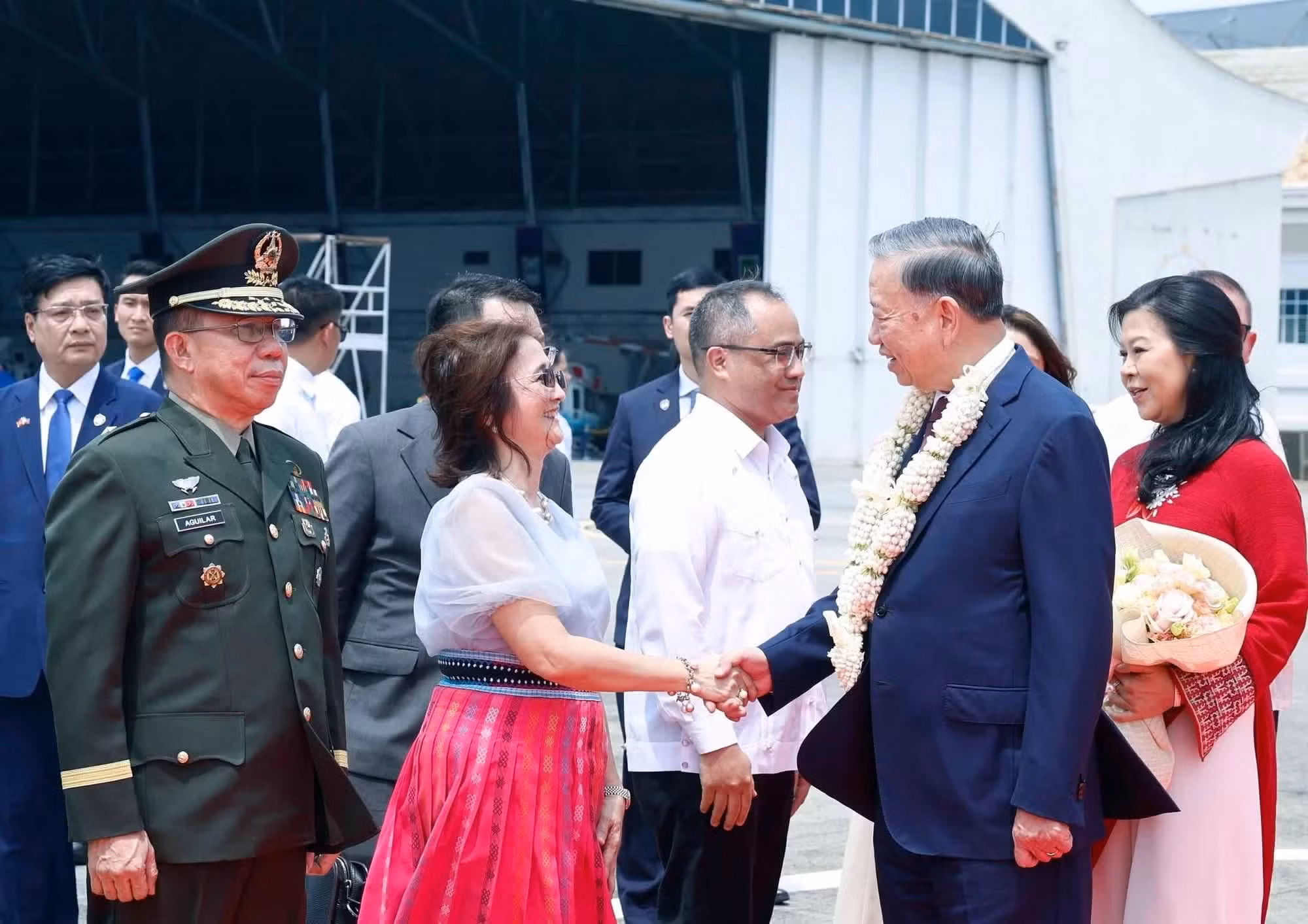 Funcionarios del Gobierno filipino reciben al secretario general del PCV y presidente de Vietnam, To Lam, y a su esposa en la base aérea militar de Villamor, en Manila. (Foto: Thong Nhat/VNA)