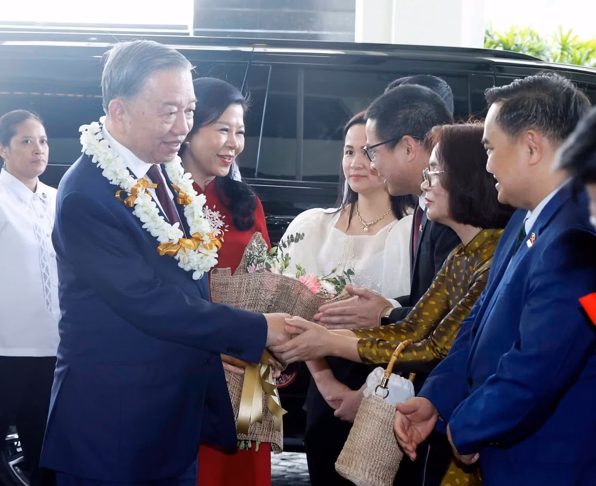 Funcionarios de la Embajada de Vietnam y miembros de la comunidad vietnamita en Filipinas reciben al secretario general del PCV y presidente de Vietnam, To Lam, y a su esposa. (Foto: Thong Nhat/VNA)
