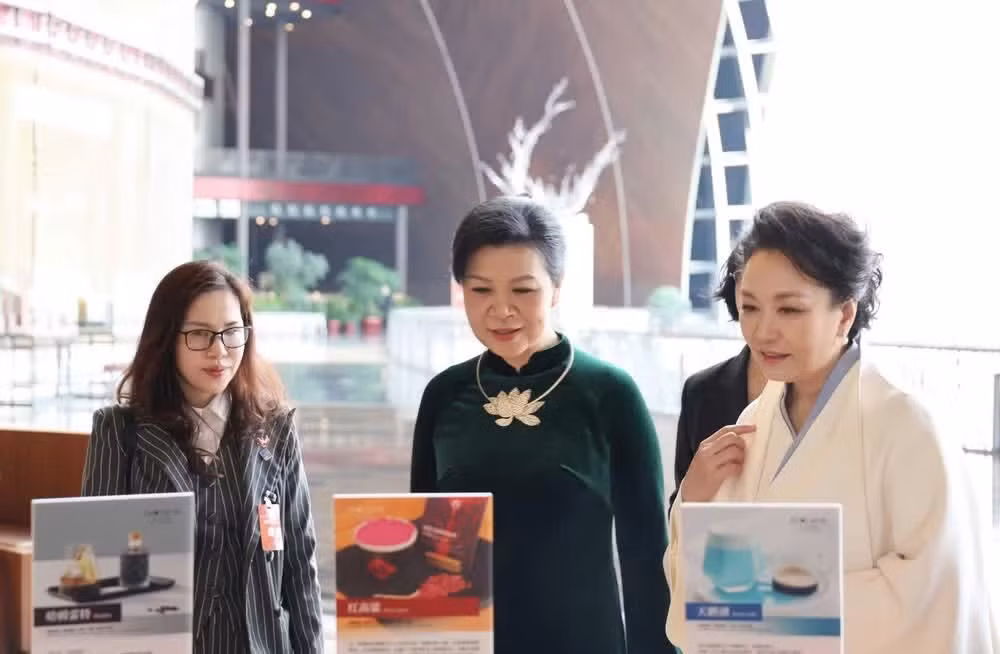 Peng Liyuan, junto con Ngo Phuong Ly, visitan el Gran Teatro Nacional de China. (Foto: Xinhua)