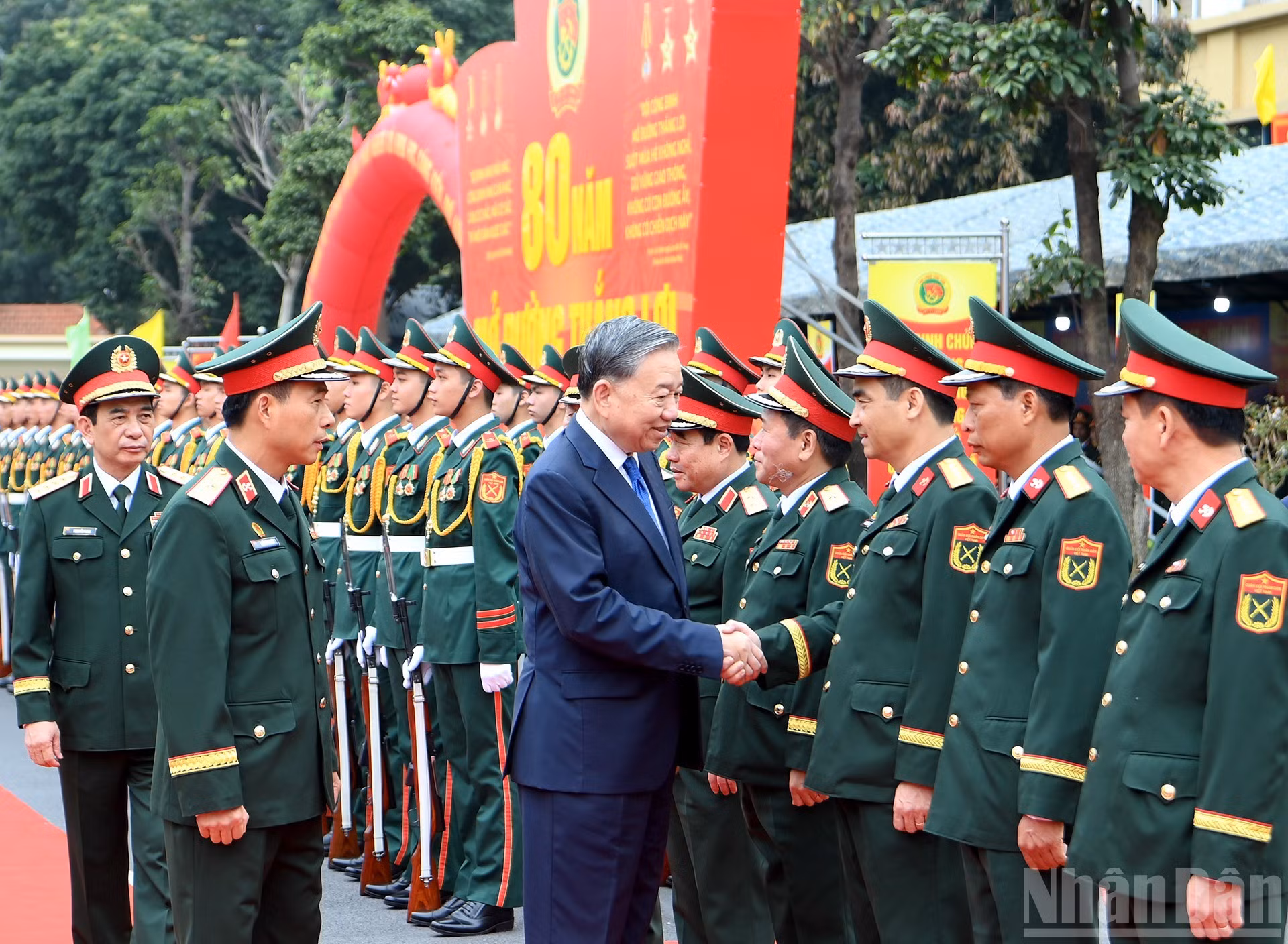 El líder partidista, junto con dirigentes del Ministerio de Defensa y del Cuerpo de Ingenieros.