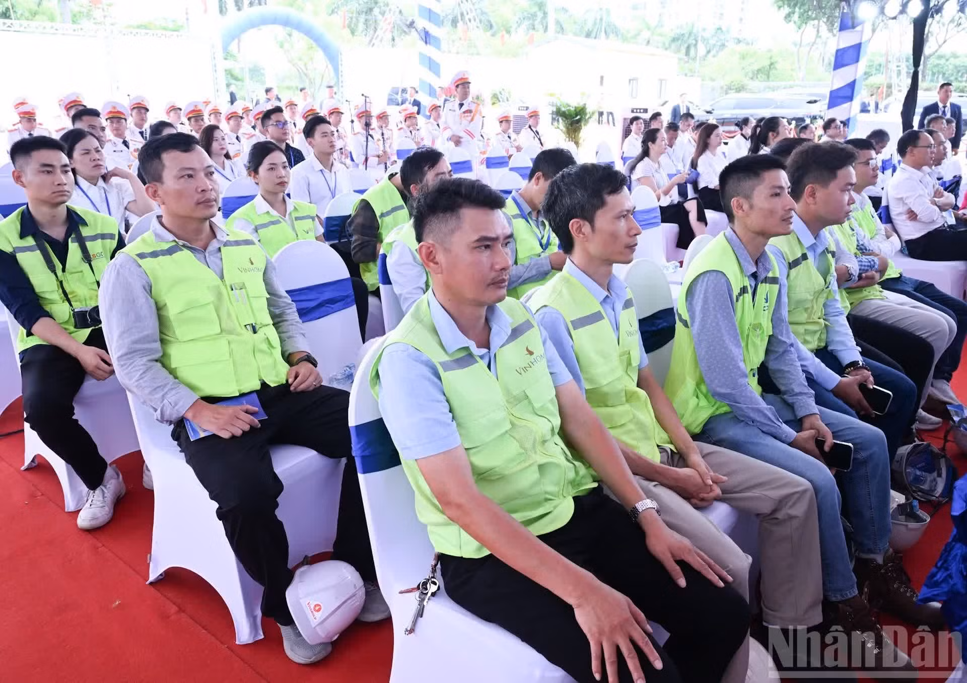 Los delegados en la ceremonia de inicio de las obras.