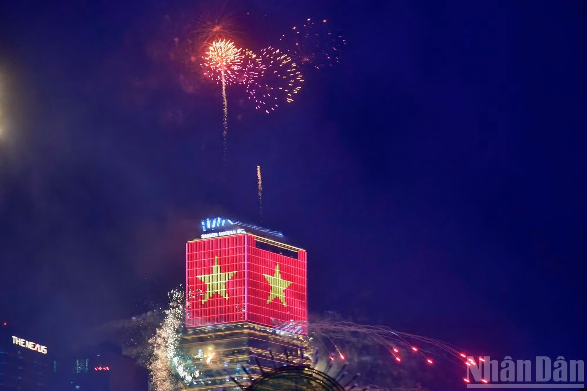 El espectáculo pirotécnico no solo constituye el punto culminante de la noche festiva, sino que también contribuye a difundir el espíritu de unidad, el orgullo nacional y el amor por la Patria entre la población.