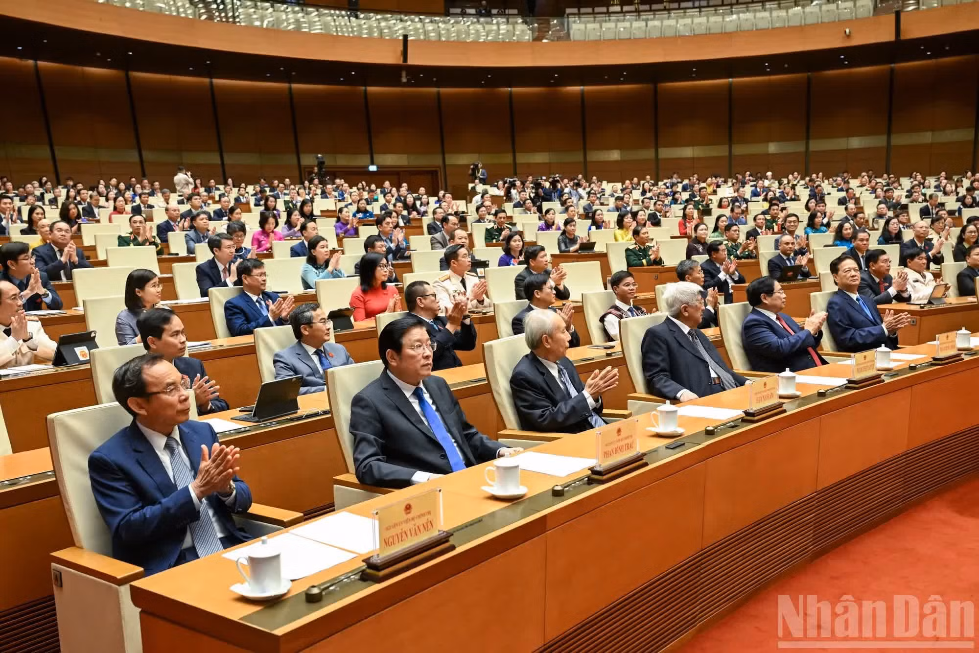Los exdirigentes del Partido y del Estado y diputados de la ANV asisten a la sesión de clausura.