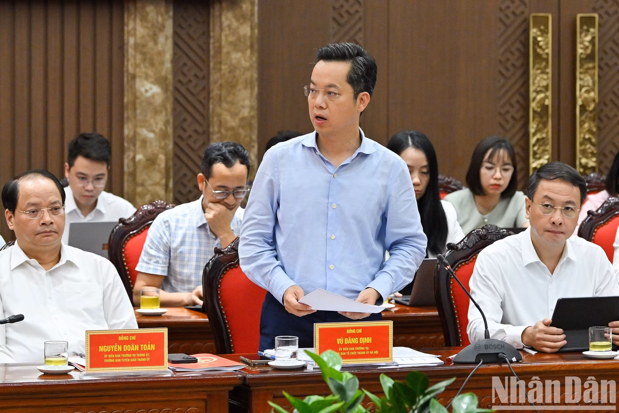 El jefe de la Comisión de Organización del Comité del PCV en Hanói, Vu Dang Dinh, interviene en la reunión.