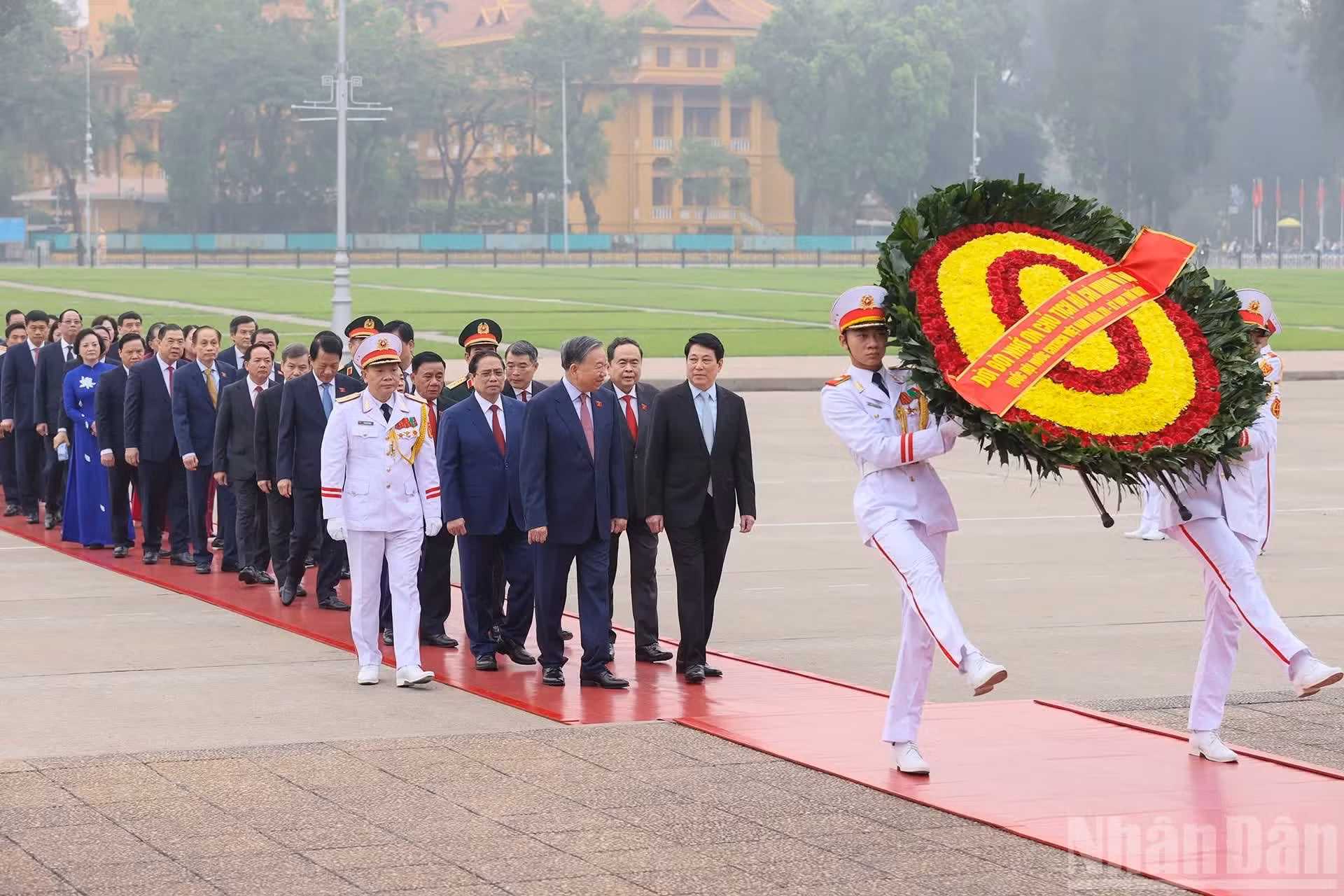 La ofrenda floral de la delegación llevaba la inscripción: “Eterna gratitud al gran Presidente Ho Chi Minh - Asamblea Nacional de la República Socialista de Vietnam, de la XVI legislatura - primer período de sesiones”.
