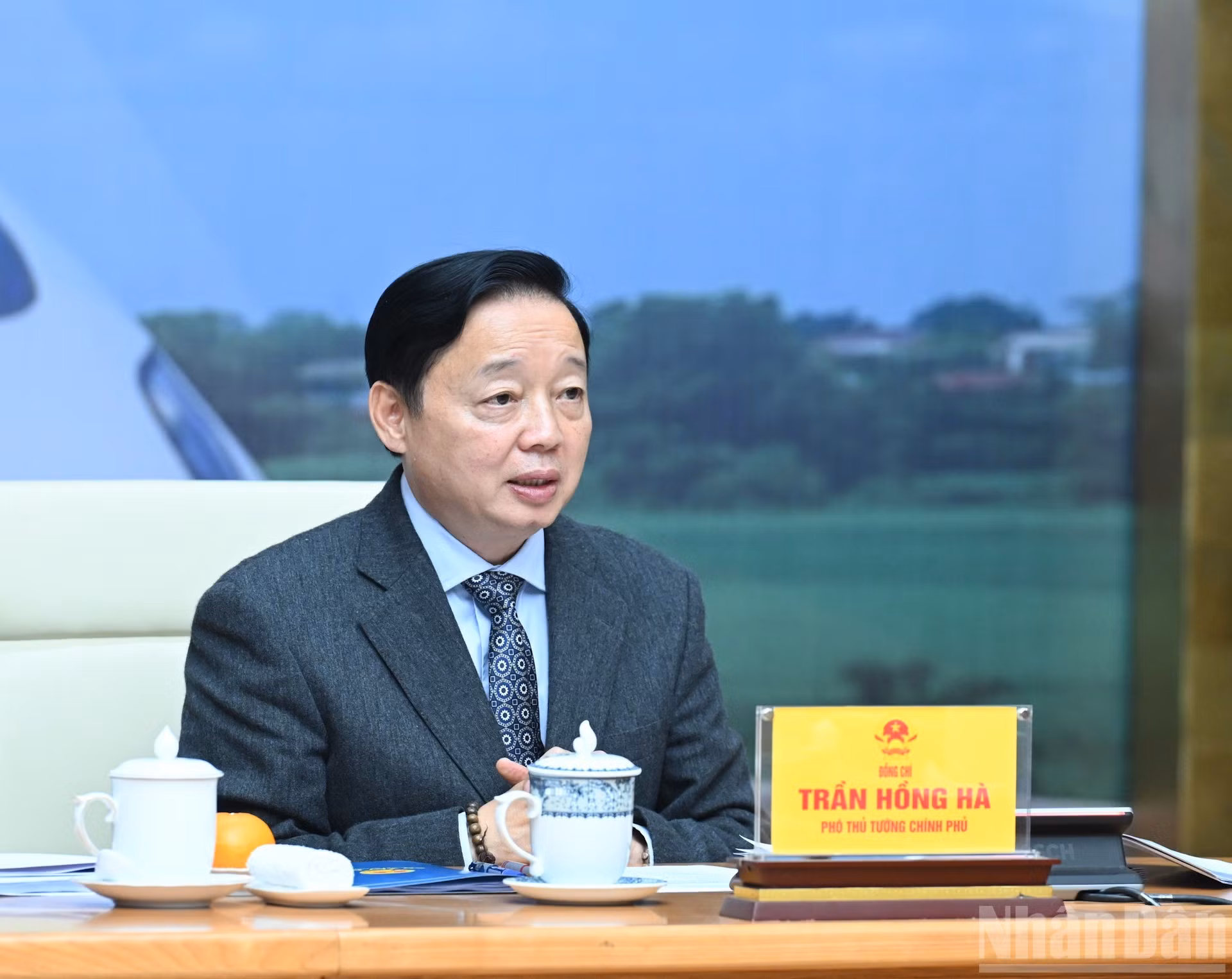 El viceprimer ministro Tran Hong Ha interviene en la reunión.