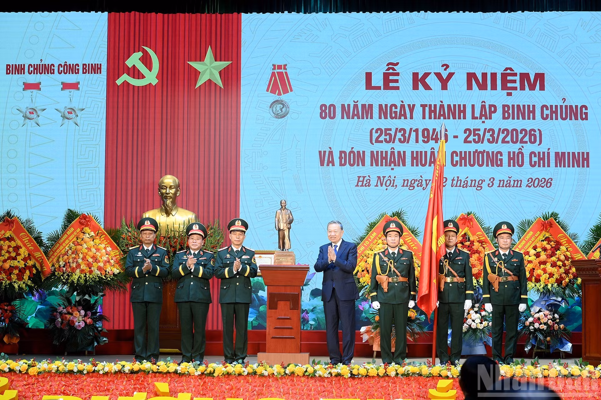 To Lam entrega una estatua del Presidente Ho Chi Minh al Cuerpo de Ingenieros.