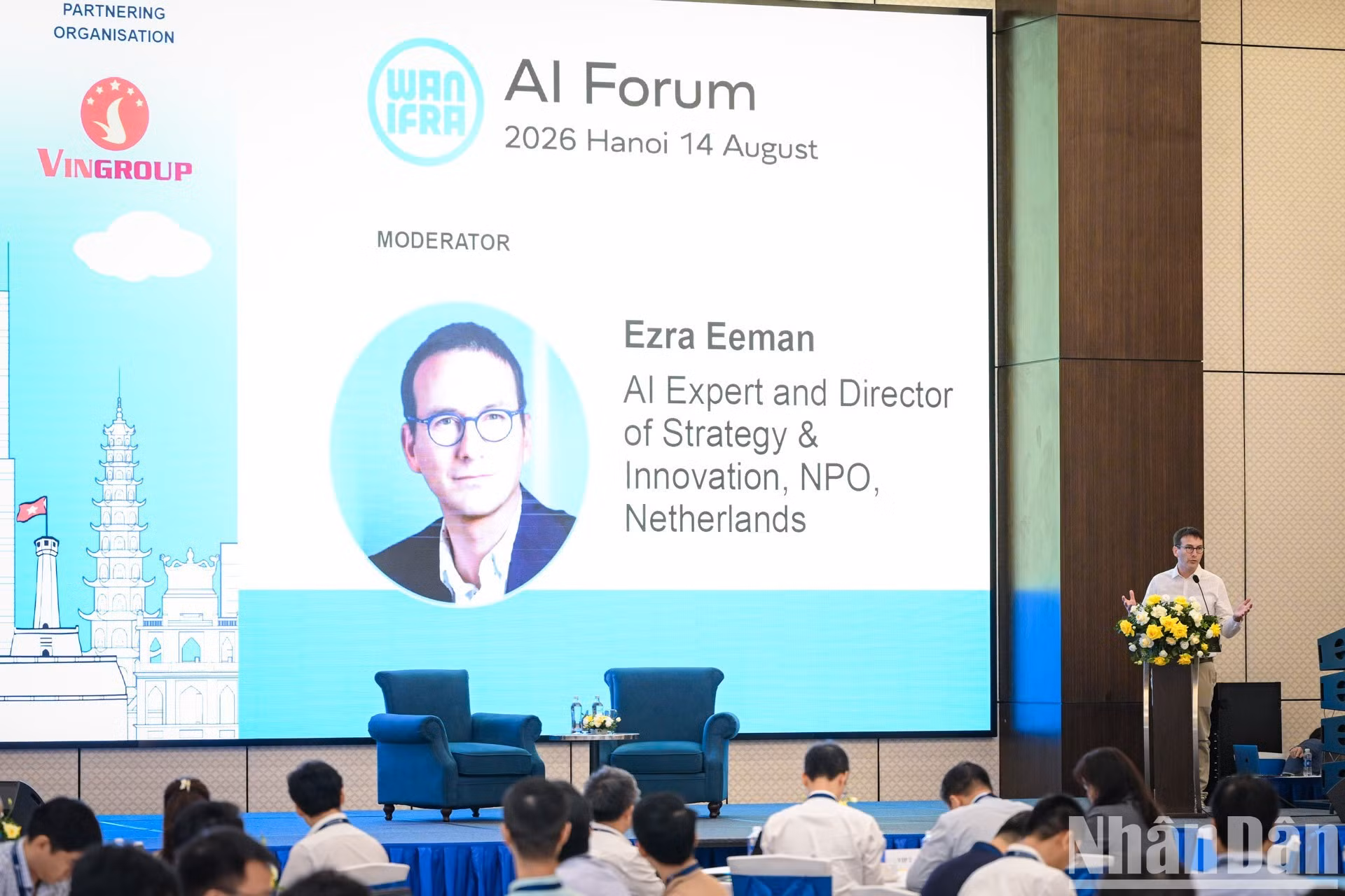 Ezra Eeman, director de Estrategia e Innovación de la radiotelevisión pública neerlandesa (NPO), modera una sesión temática.