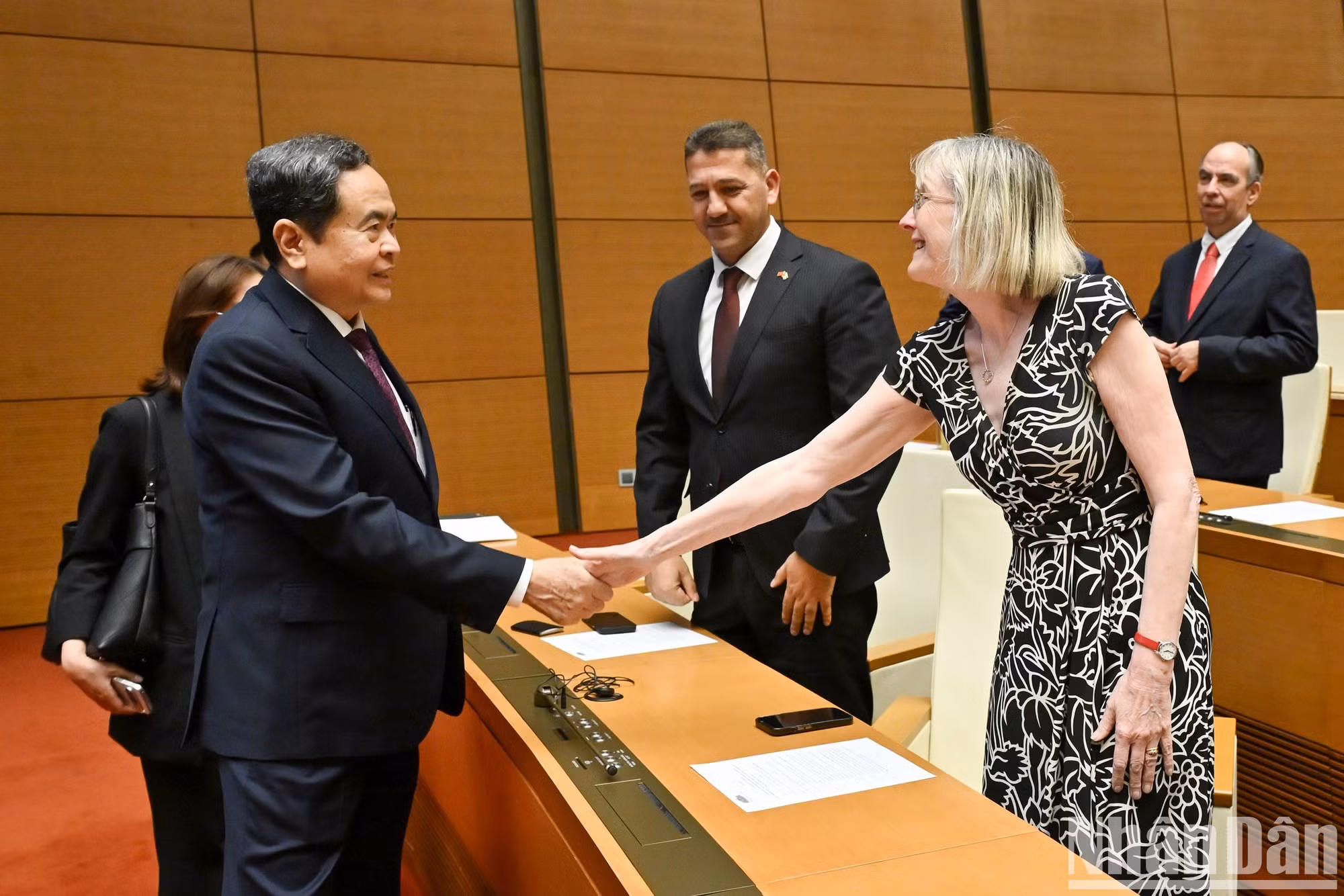 El presidente de la Asamblea Nacional, Tran Thanh Man, junto con los embajadores invitados a la ceremonia.