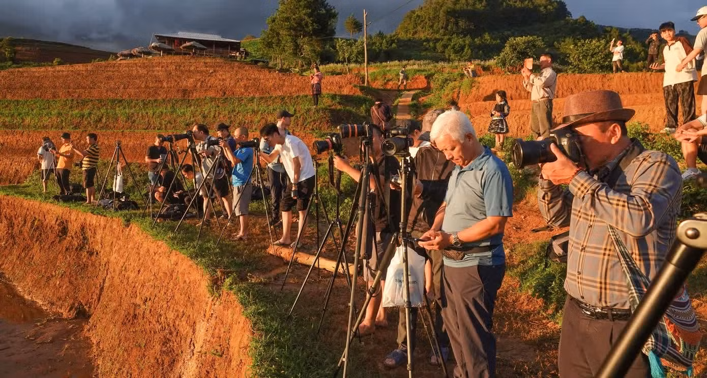 La temporada de riego en Mu Cang Chai es el momento ideal para el turismo y la exploración. En los últimos años, este lugar se ha convertido en un destino atractivo para turistas y fotógrafos nacionales y extranjeros. (Foto: Tienphong.vn)