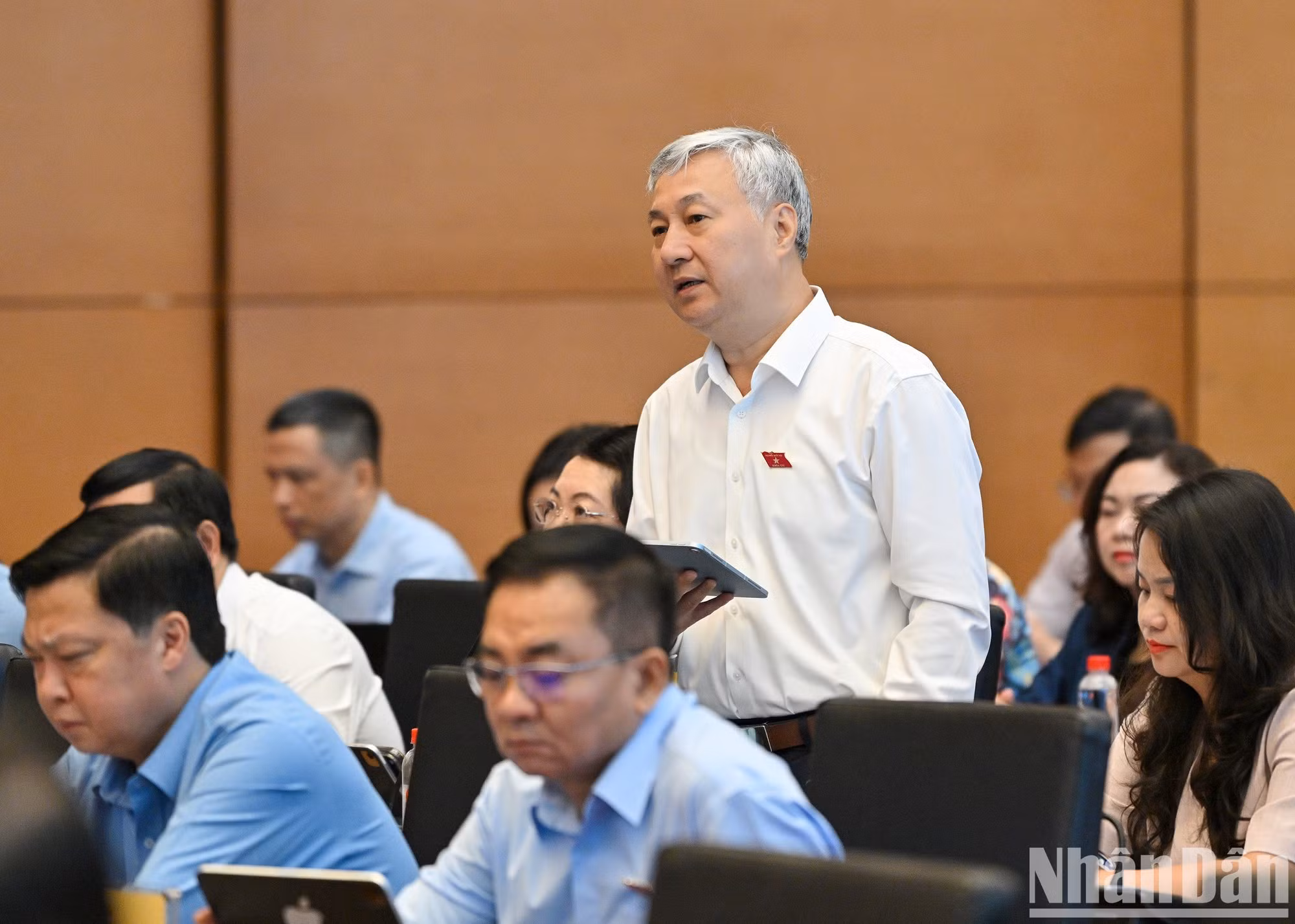El diputado de Bac Ninh, Tran Van Lam, expresa su opinión durante la sesión de debate.
