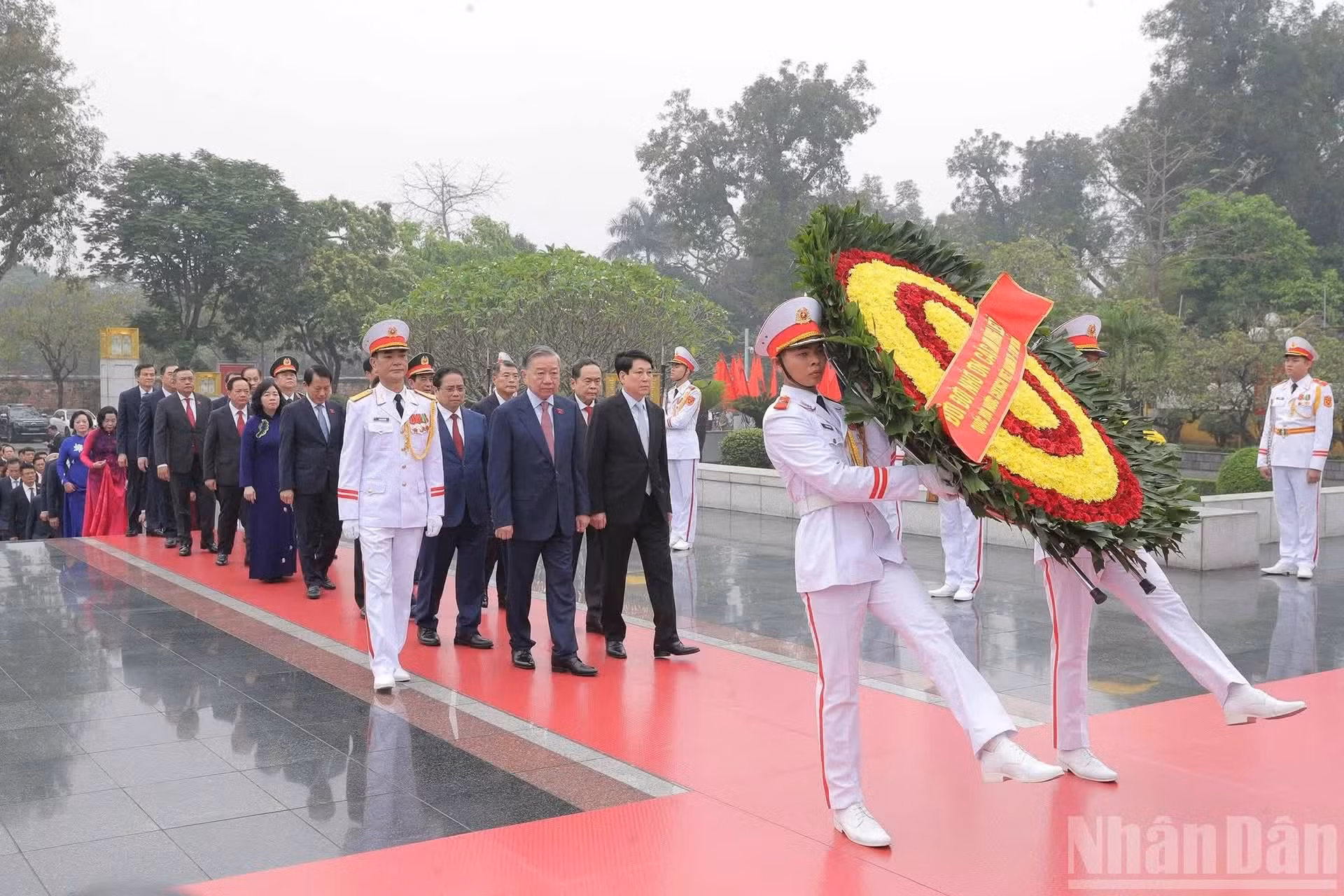 Los líderes del Partido y del Estado y los representantes de las delegaciones de la Asamblea Nacional depositan ofrendas florales en el Monumento a los Héroes y Mártires.