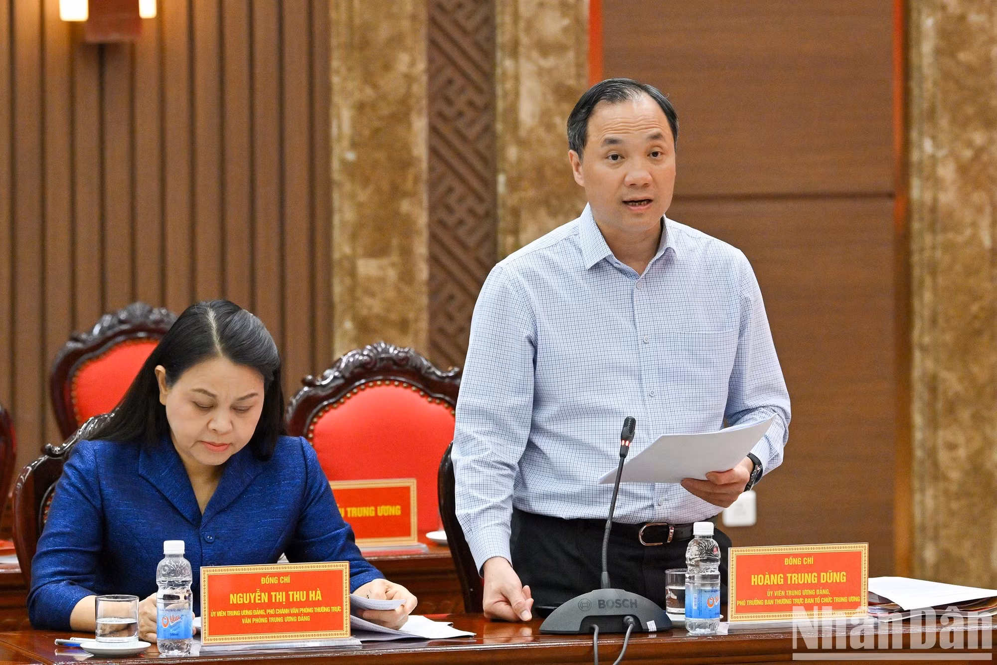El subjefe permanente de la Comisión de Organización del Comité Central del PCV, Hoang Trung Dung, presenta el proyecto de informe sobre los resultados de la inspección y supervisión.
