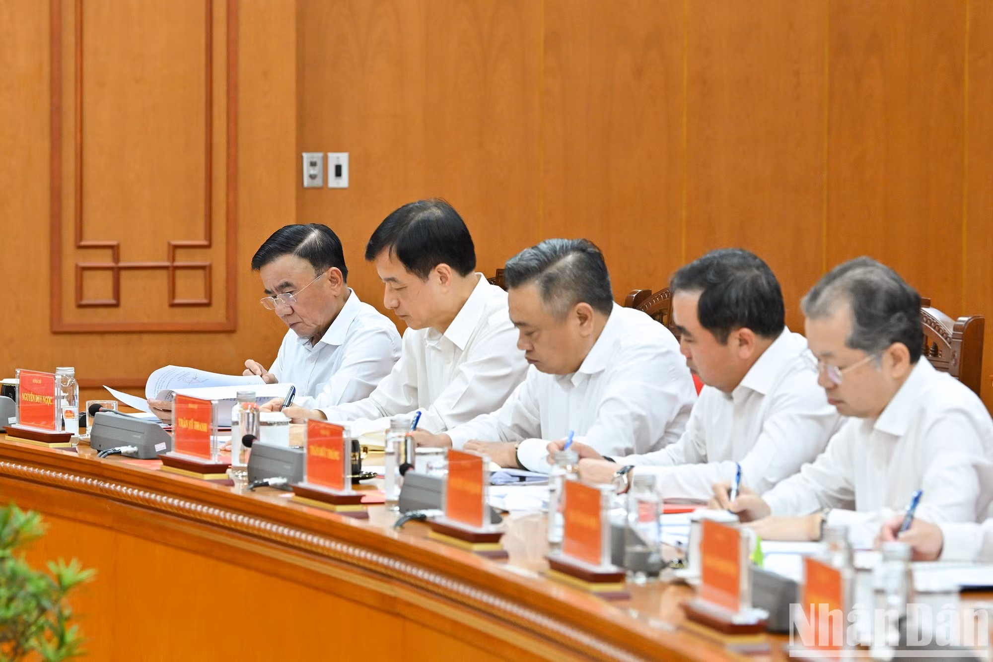 El permanente del Secretariado del Comité Central del PCV, Tran Cam Tu, y otros delegados asisten a la reunión.