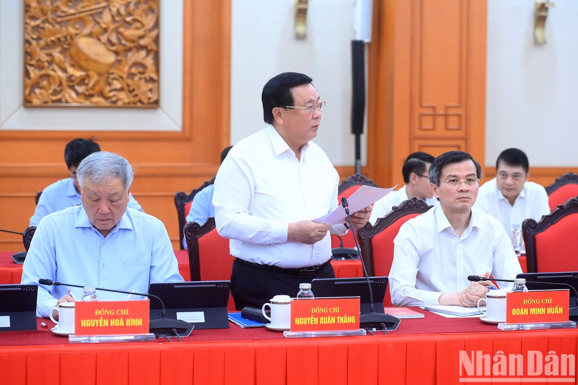 El presidente del Consejo Teórico Central, Nguyen Xuan Thang, presenta un informe en la reunión.