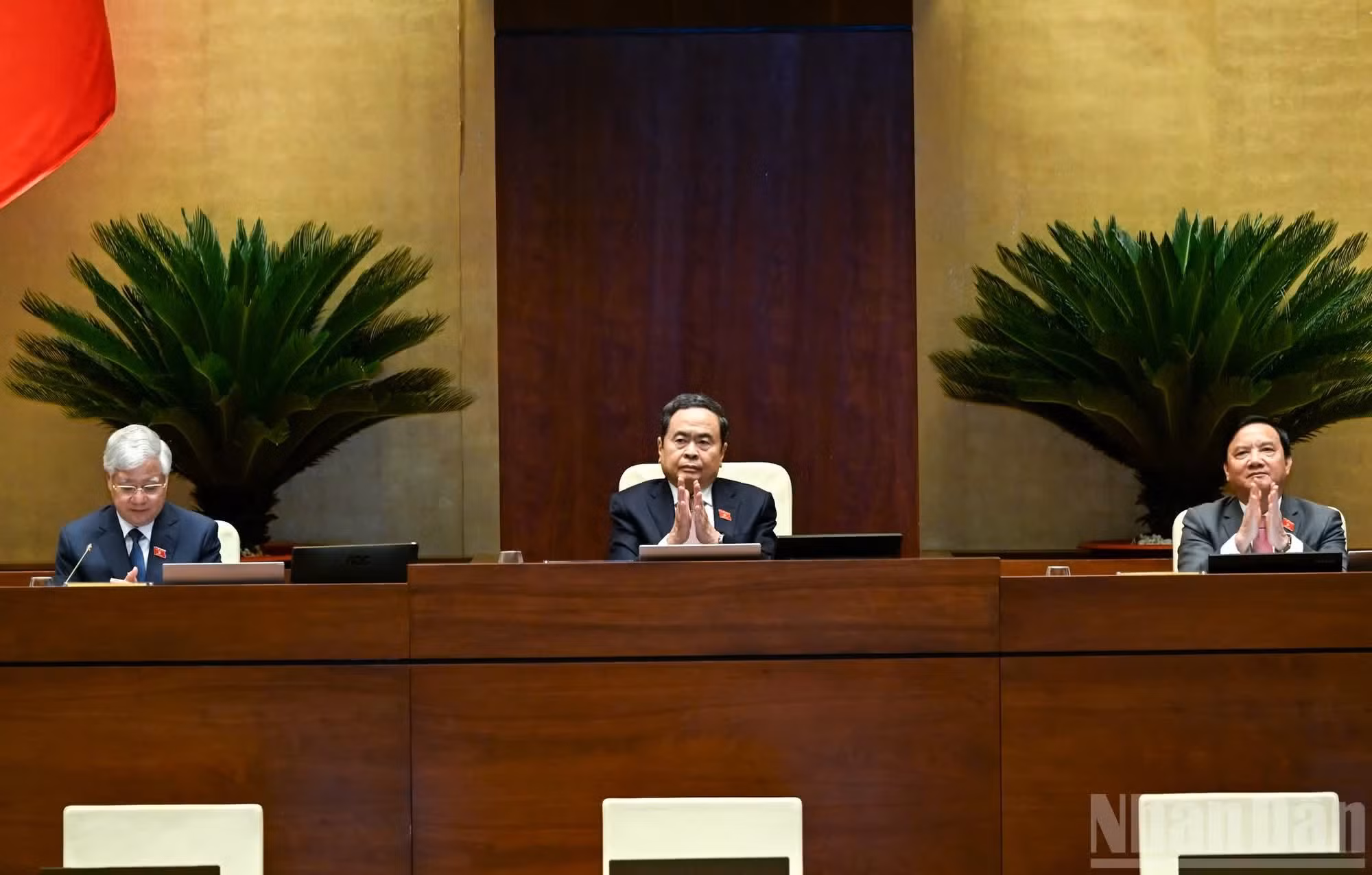 El presidente de la ANV, Tran Thanh Man, y los vicepresidentes del órgano legislativo dirigen la sesión de clausura.