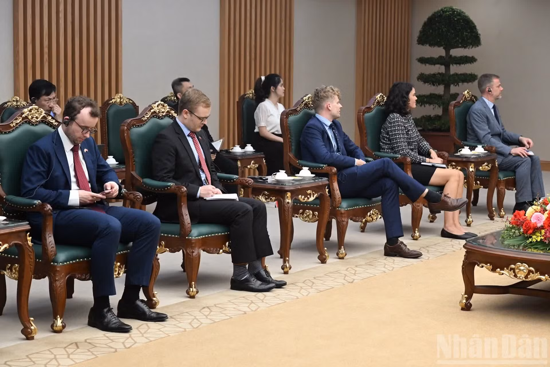 Miembros de la delegación que acompaña al embajador asisten a la reunión.