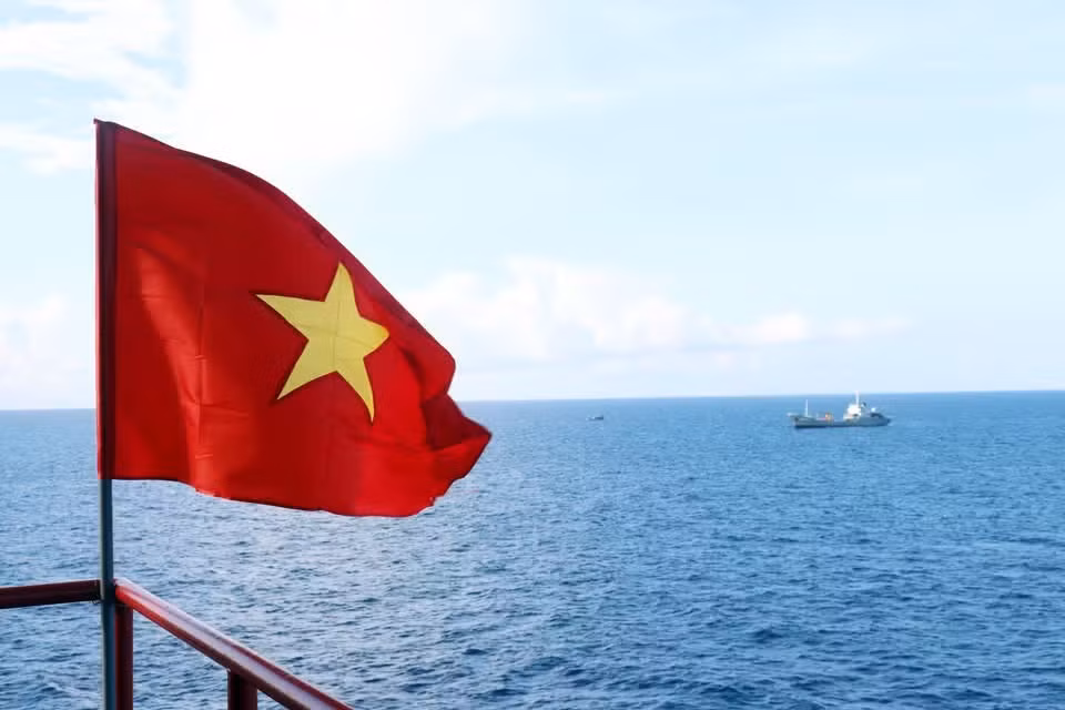La bandera nacional ondea sobre la Estación de Servicios Económicos, Científicos y Técnicos de Que Duong, en la plataforma DK1/8. (Foto: VNA)