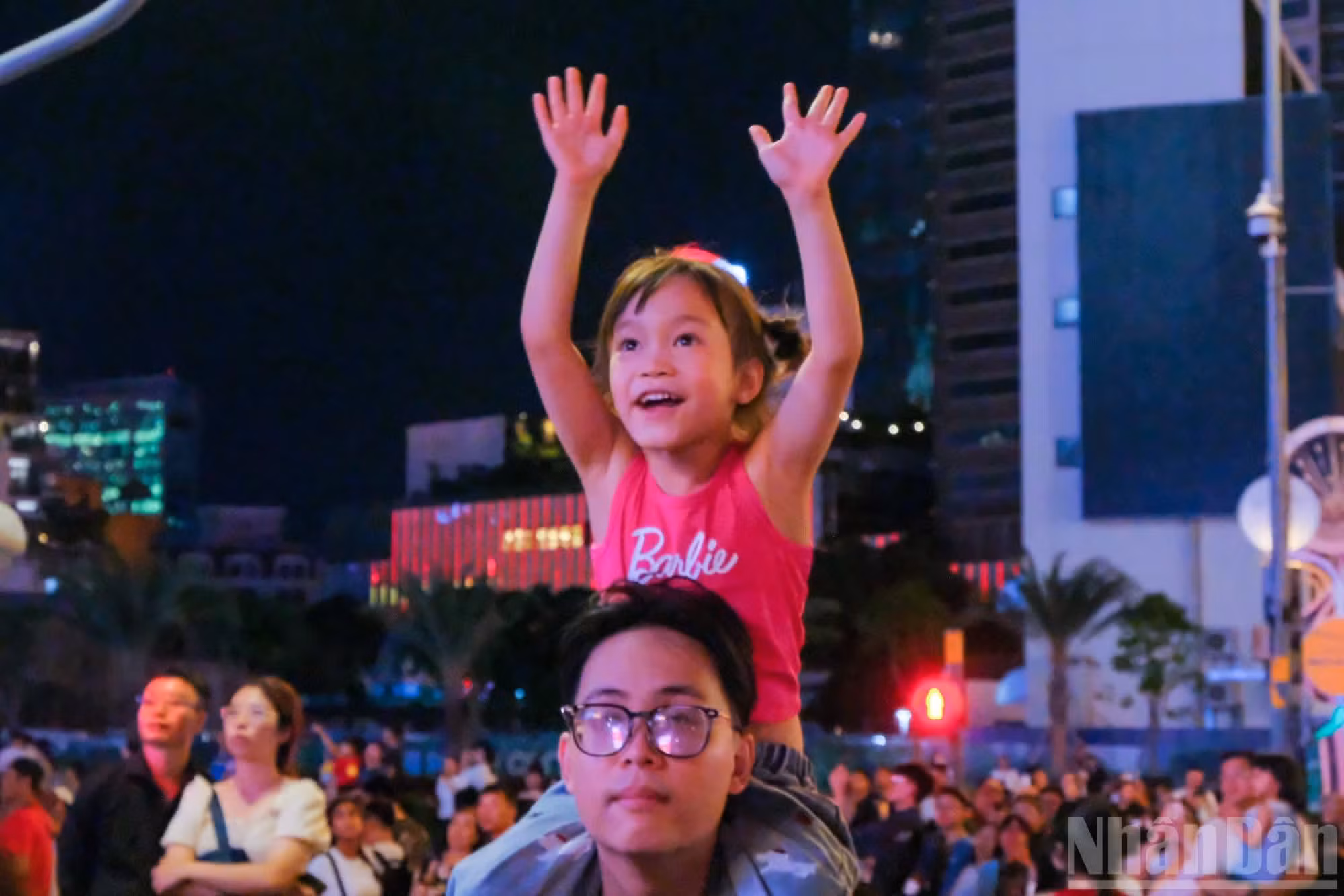 Numerosos niños se muestran fascinados, miran al cielo con expresión de entusiasmo cada vez que estallan los fuegos artificiales.