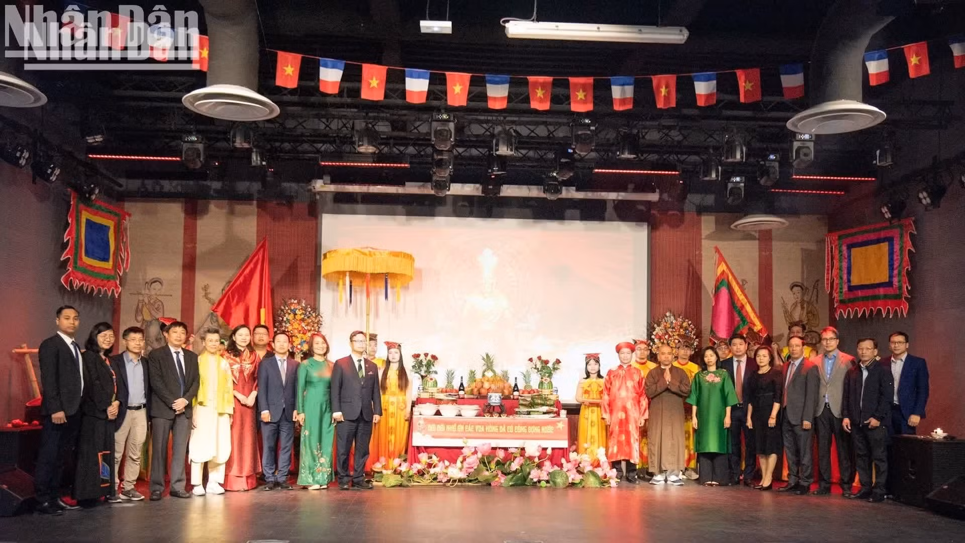 La ceremonia no solo constituye una ocasión para recordar y rendir tributo a los antepasados, sino también un puente que une a la comunidad, contribuyendo a preservar y difundir los valores culturales vietnamitas entre las futuras generaciones y los amigos internacionales.