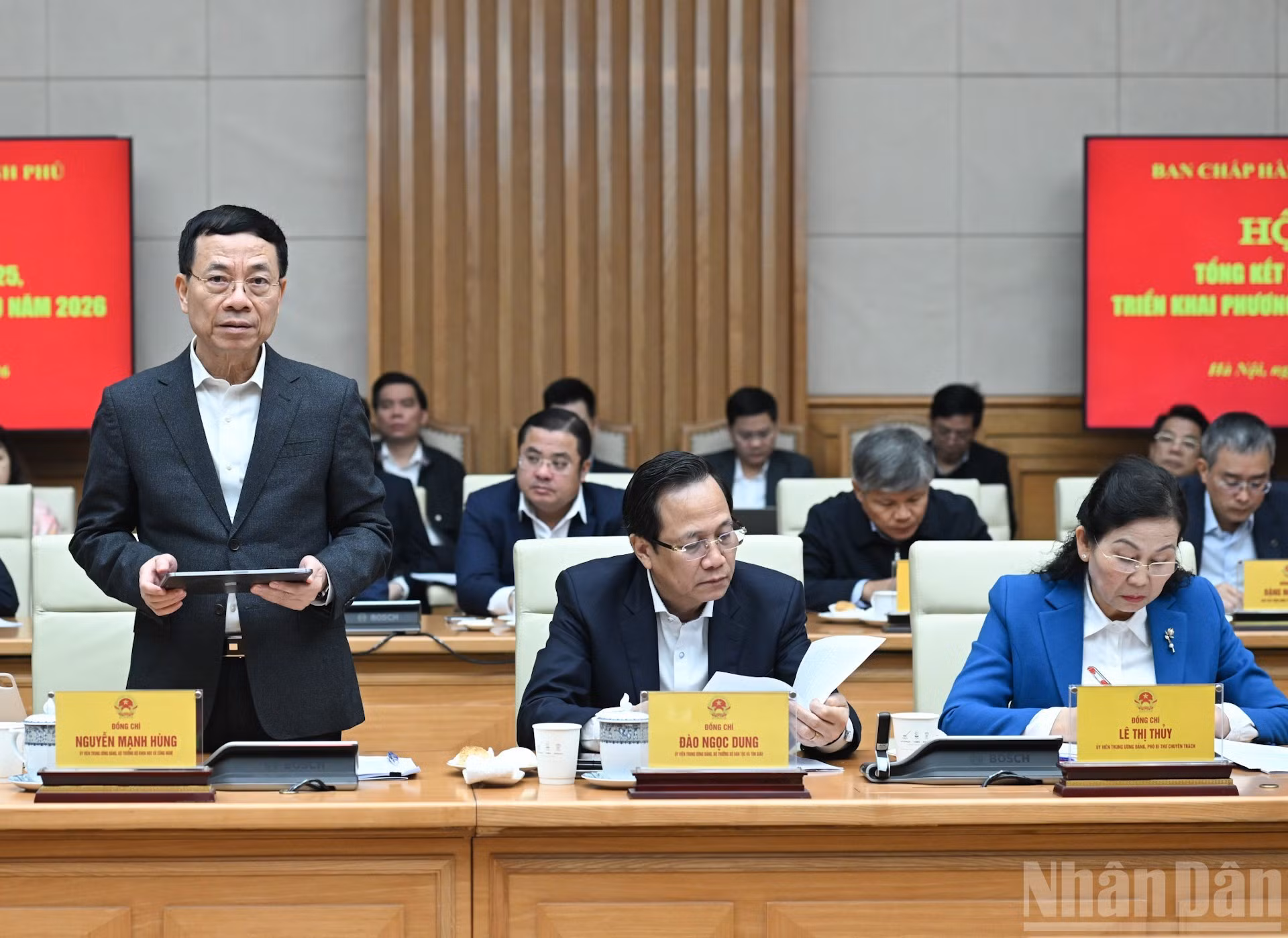 El ministro de Ciencia y Tecnología, Nguyen Manh Hung, presenta una ponencia.