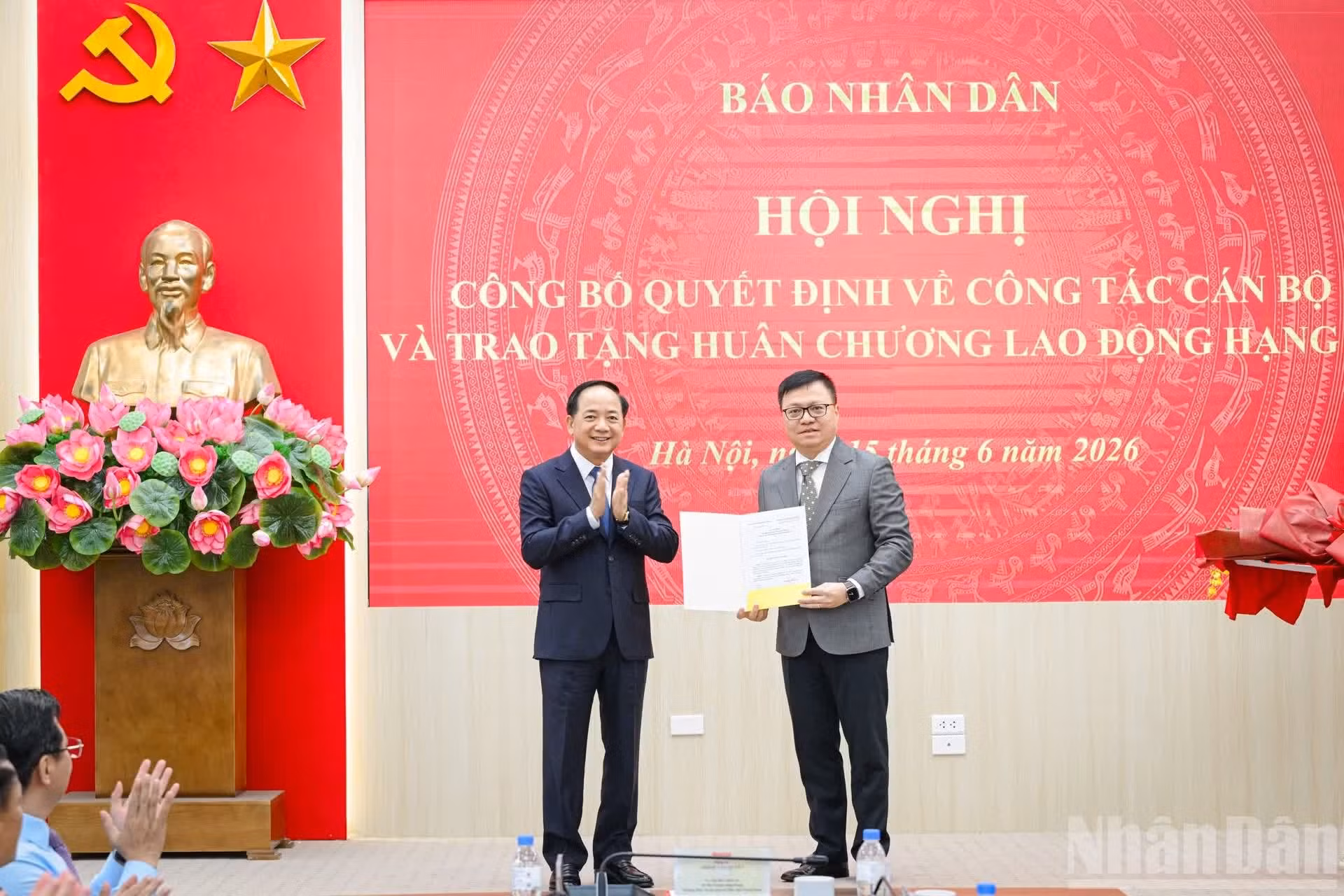 Trinh Van Quyet, miembro del Buró Político, secretario del Comité Central del Partido y jefe de la Comisión de Propaganda y Movilización de Masas del Comité Central del PCV, entrega la decisión de nombramiento a Le Quoc Minh.